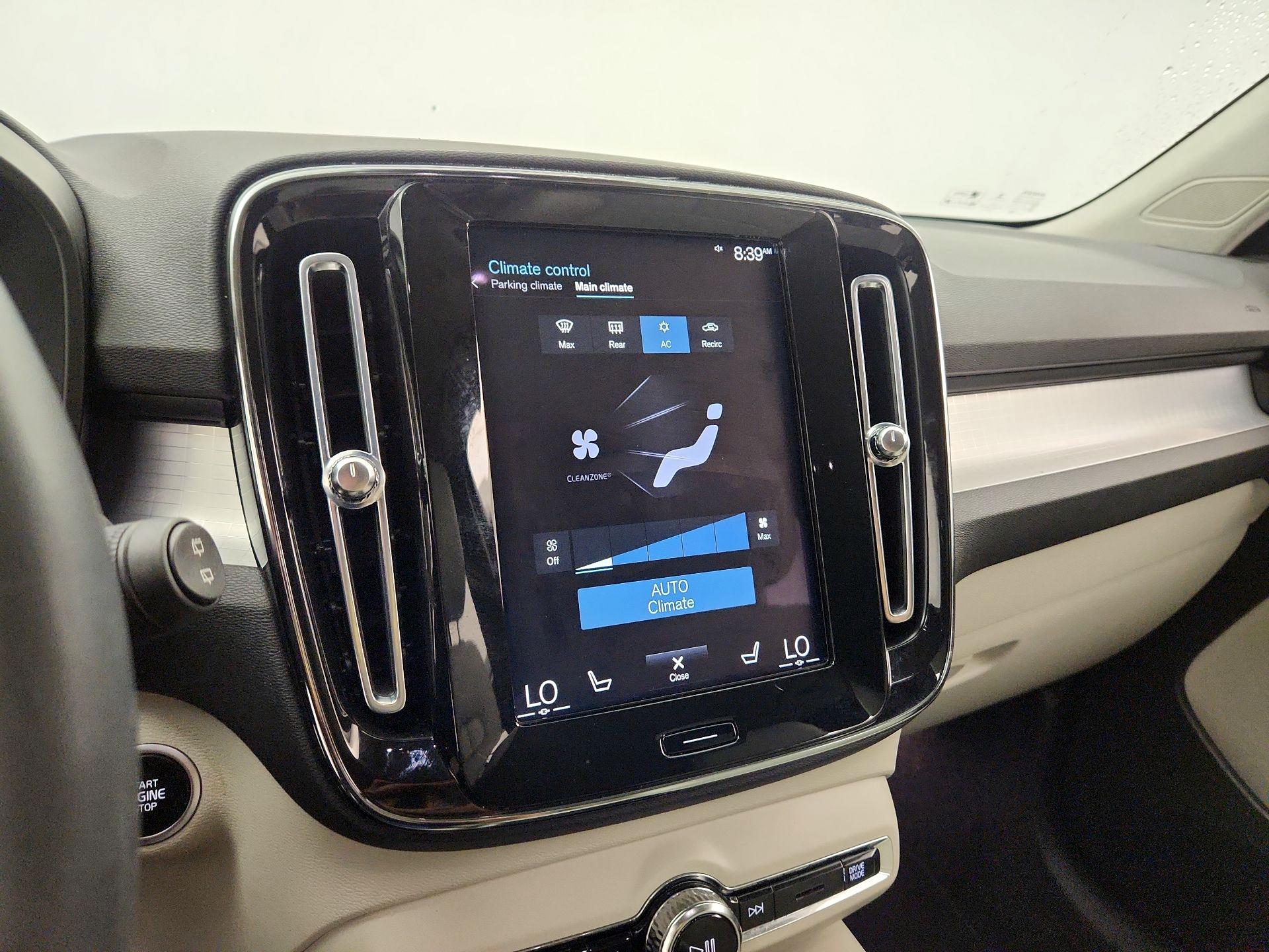 Thumbnail: 2022 Volvo XC40 - 17