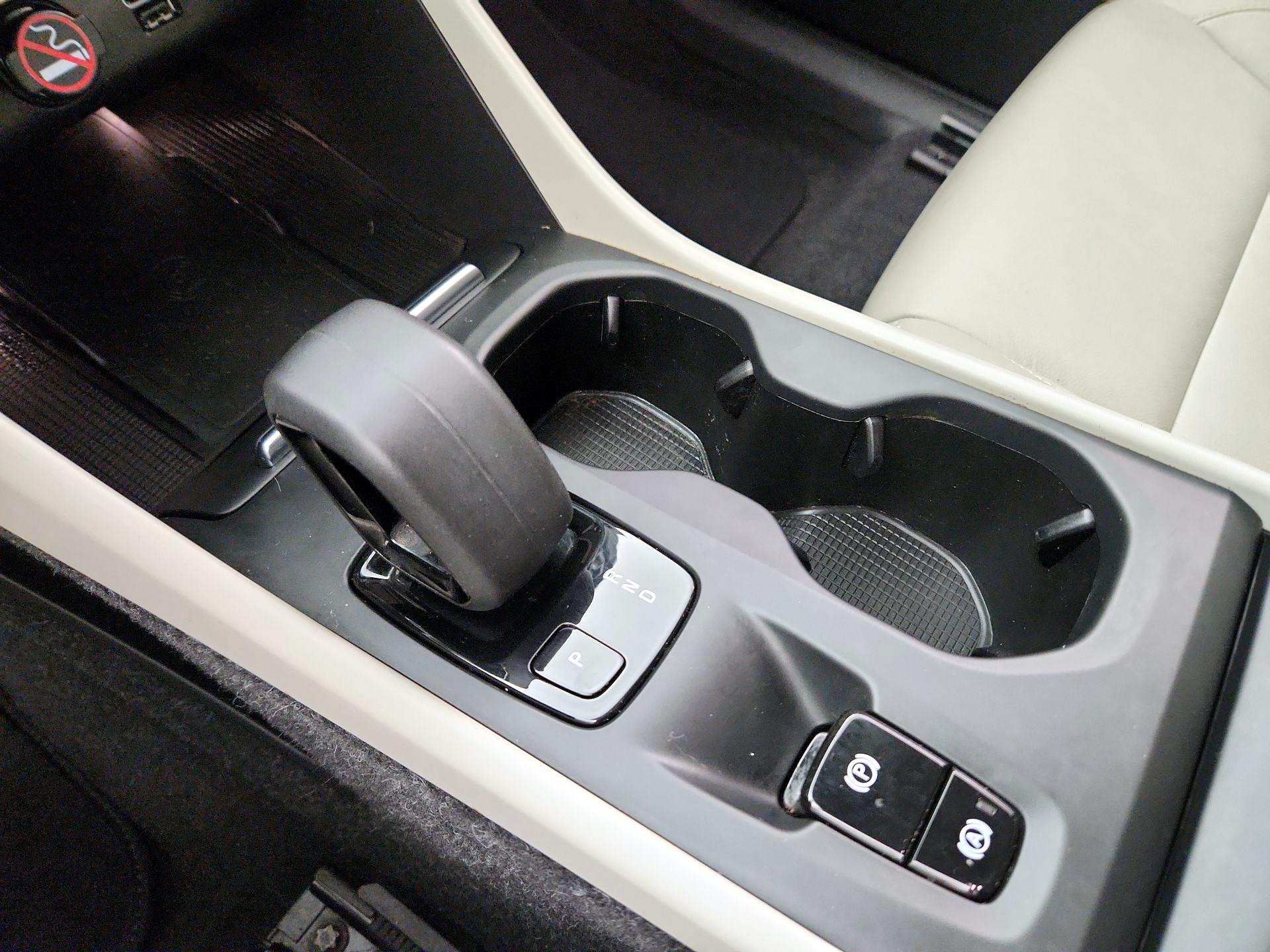 Thumbnail: 2022 Volvo XC40 - 18