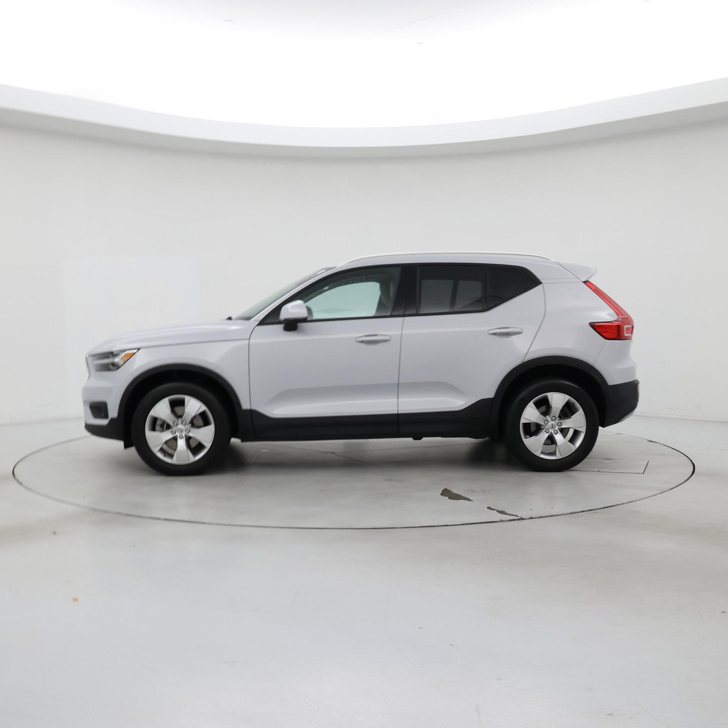 Thumbnail: 2022 Volvo XC40 - 3