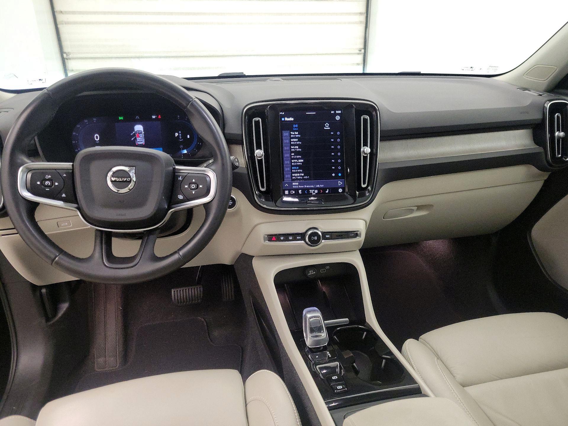 Thumbnail: 2023 Volvo XC40 - 9