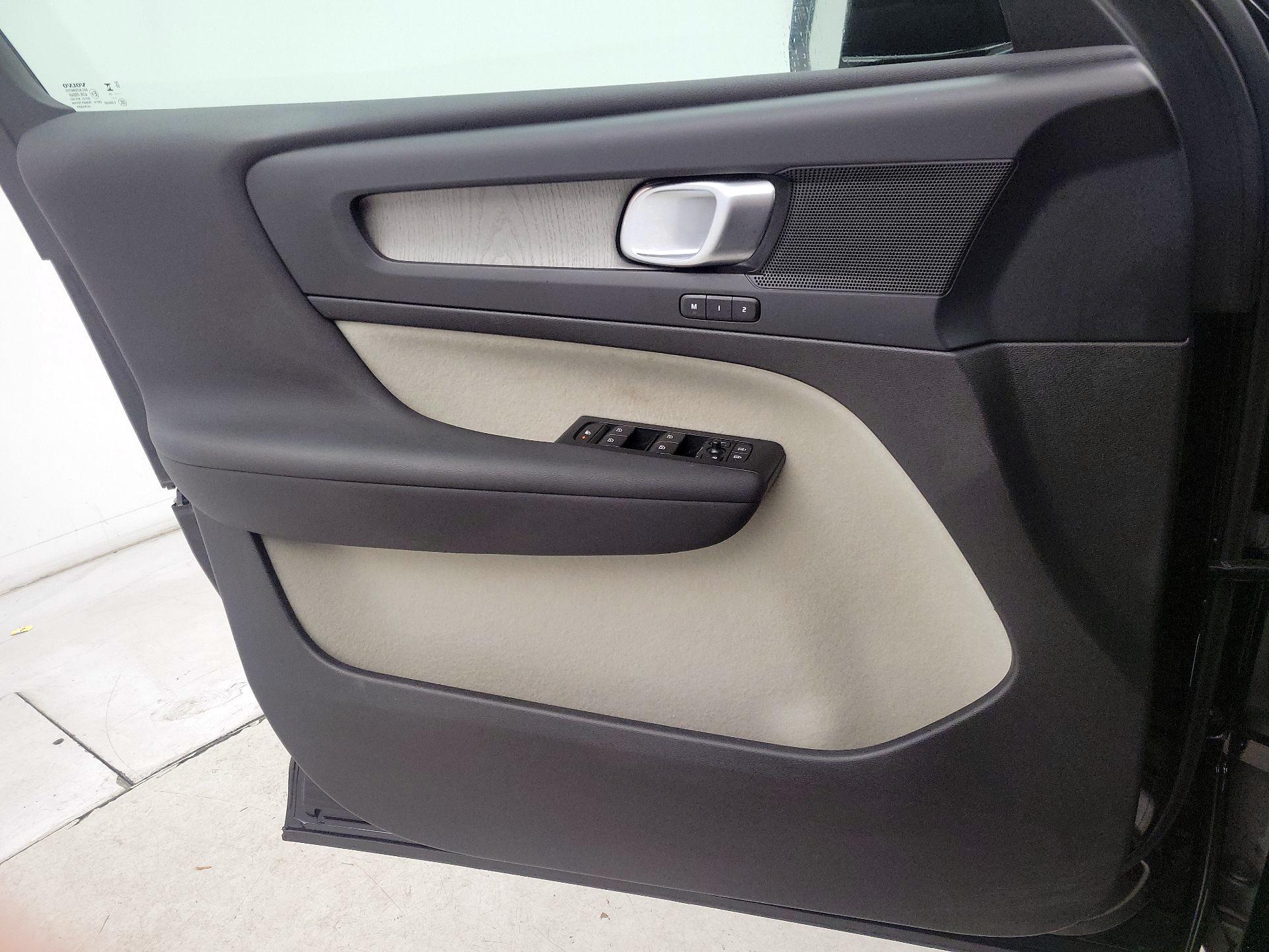 Thumbnail: 2023 Volvo XC40 - 12