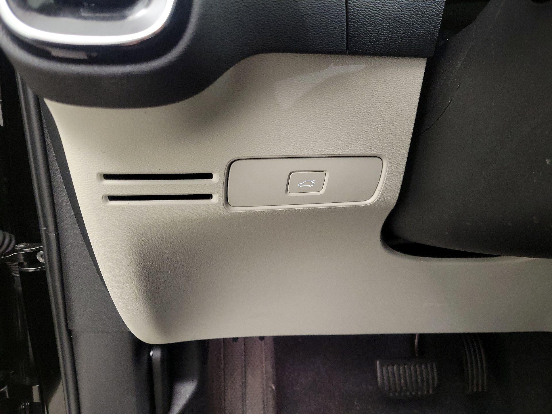 Thumbnail: 2023 Volvo XC40 - 13