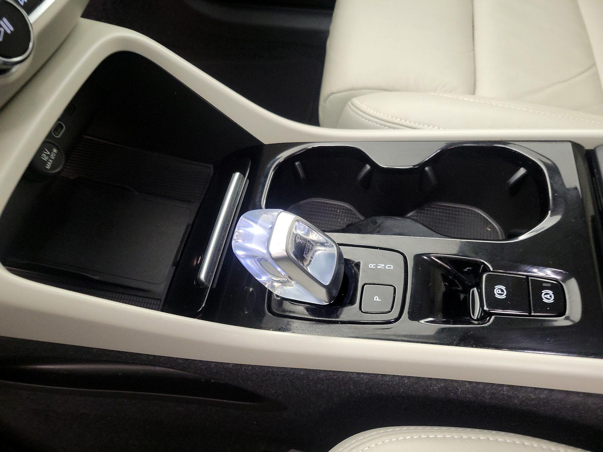 Thumbnail: 2023 Volvo XC40 - 17