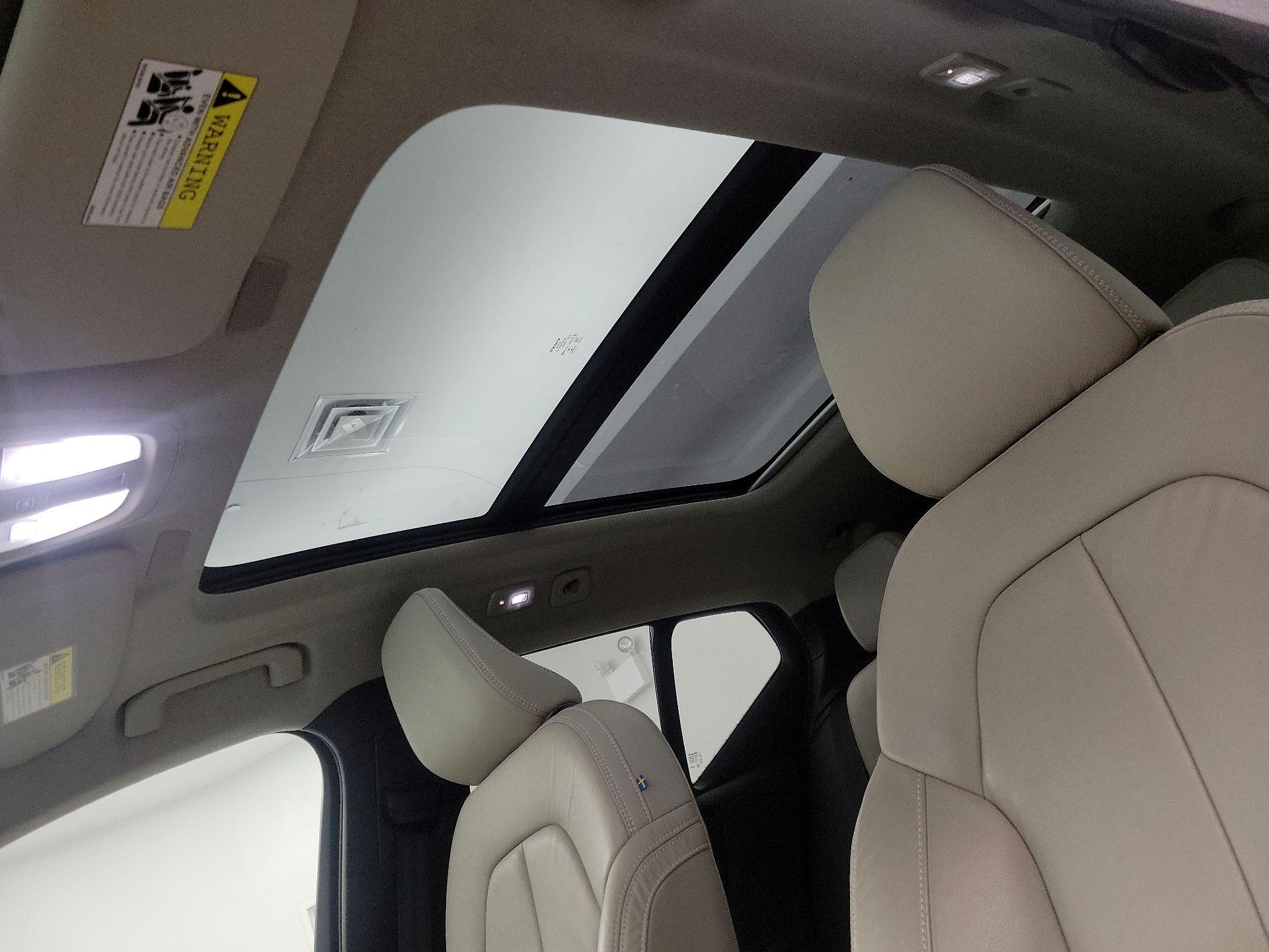 Thumbnail: 2023 Volvo XC40 - 19