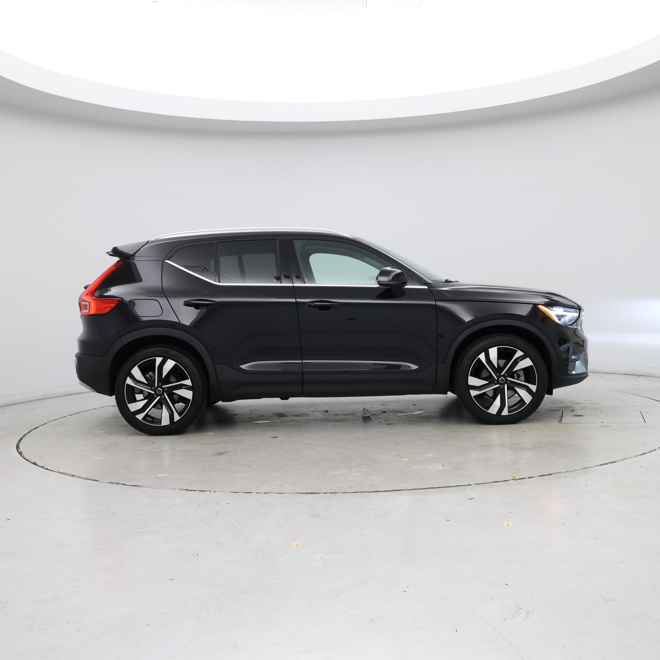 Thumbnail: 2023 Volvo XC40 - 7