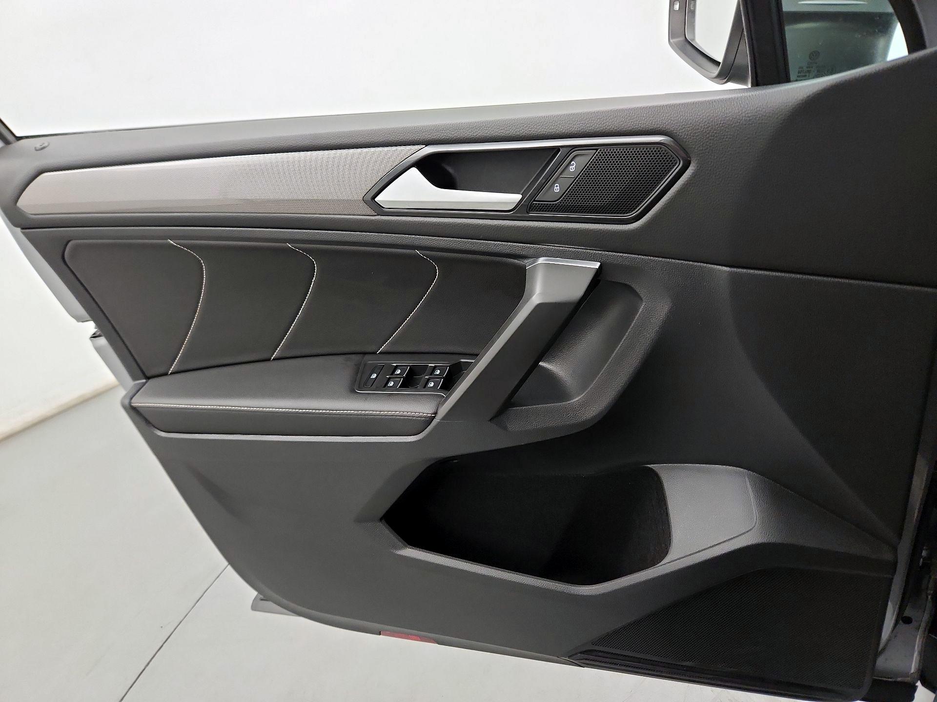 Thumbnail: 2022 Volkswagen Tiguan - 10