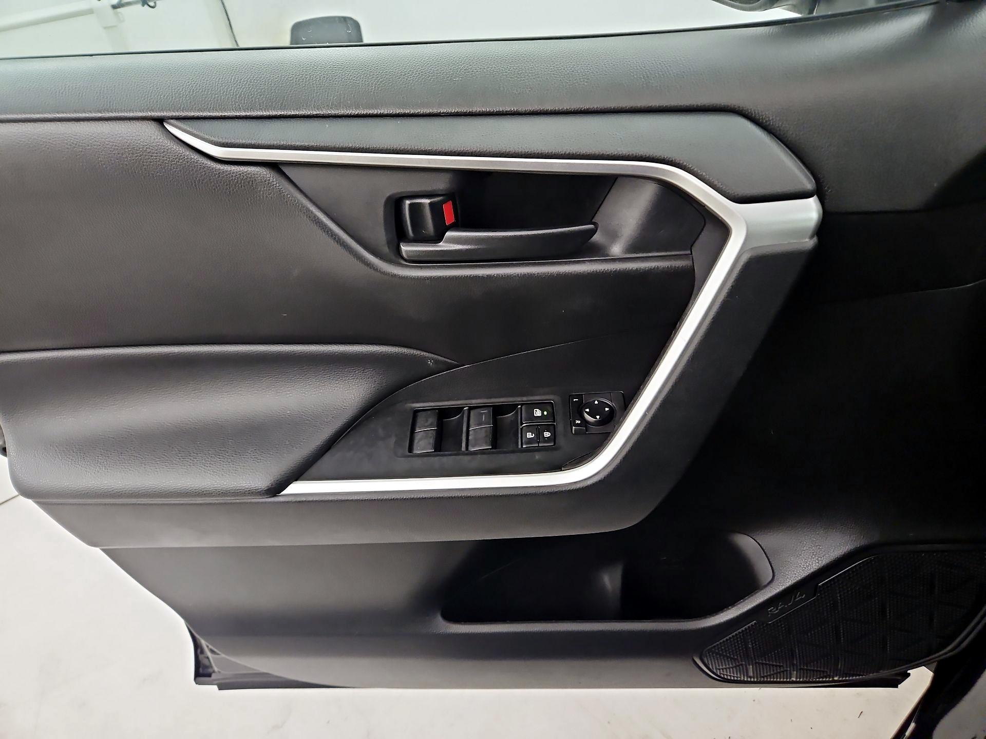 Thumbnail: 2020 Toyota RAV4 - 12