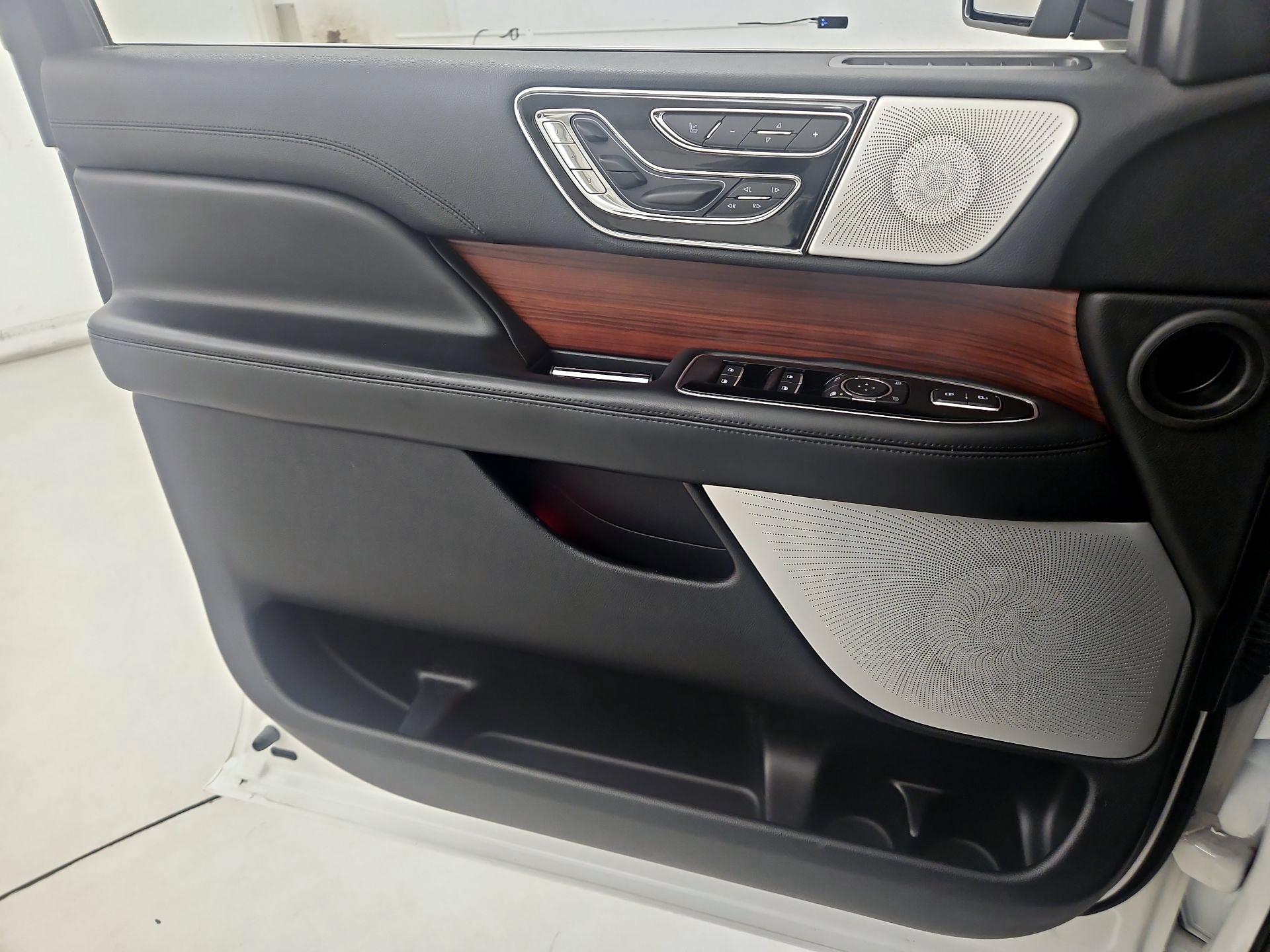 Thumbnail: 2020 Lincoln Navigator L - 12