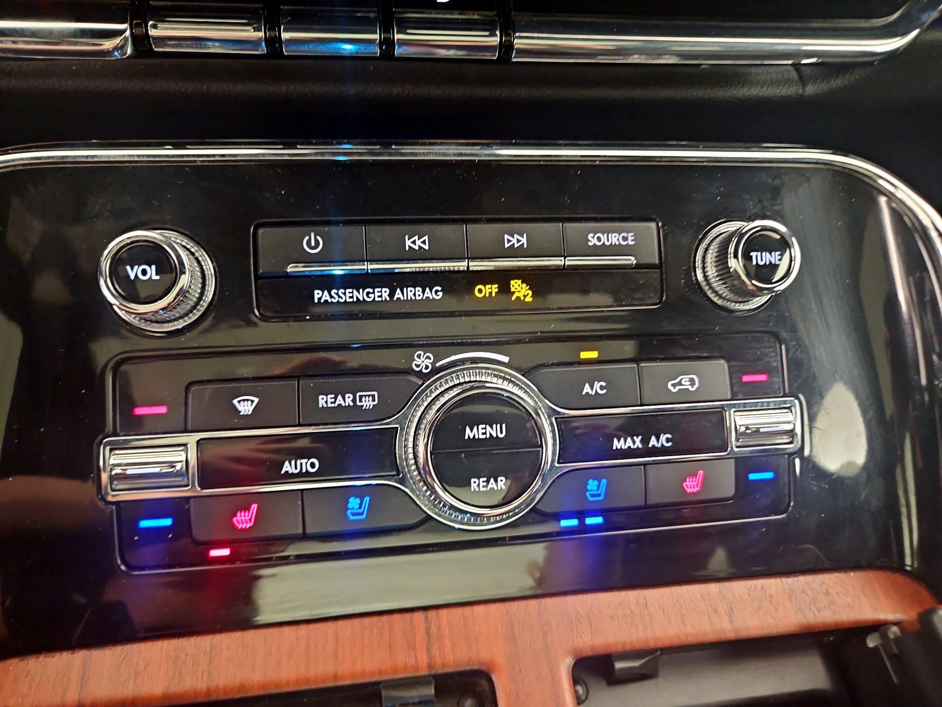 Thumbnail: 2020 Lincoln Navigator L - 17