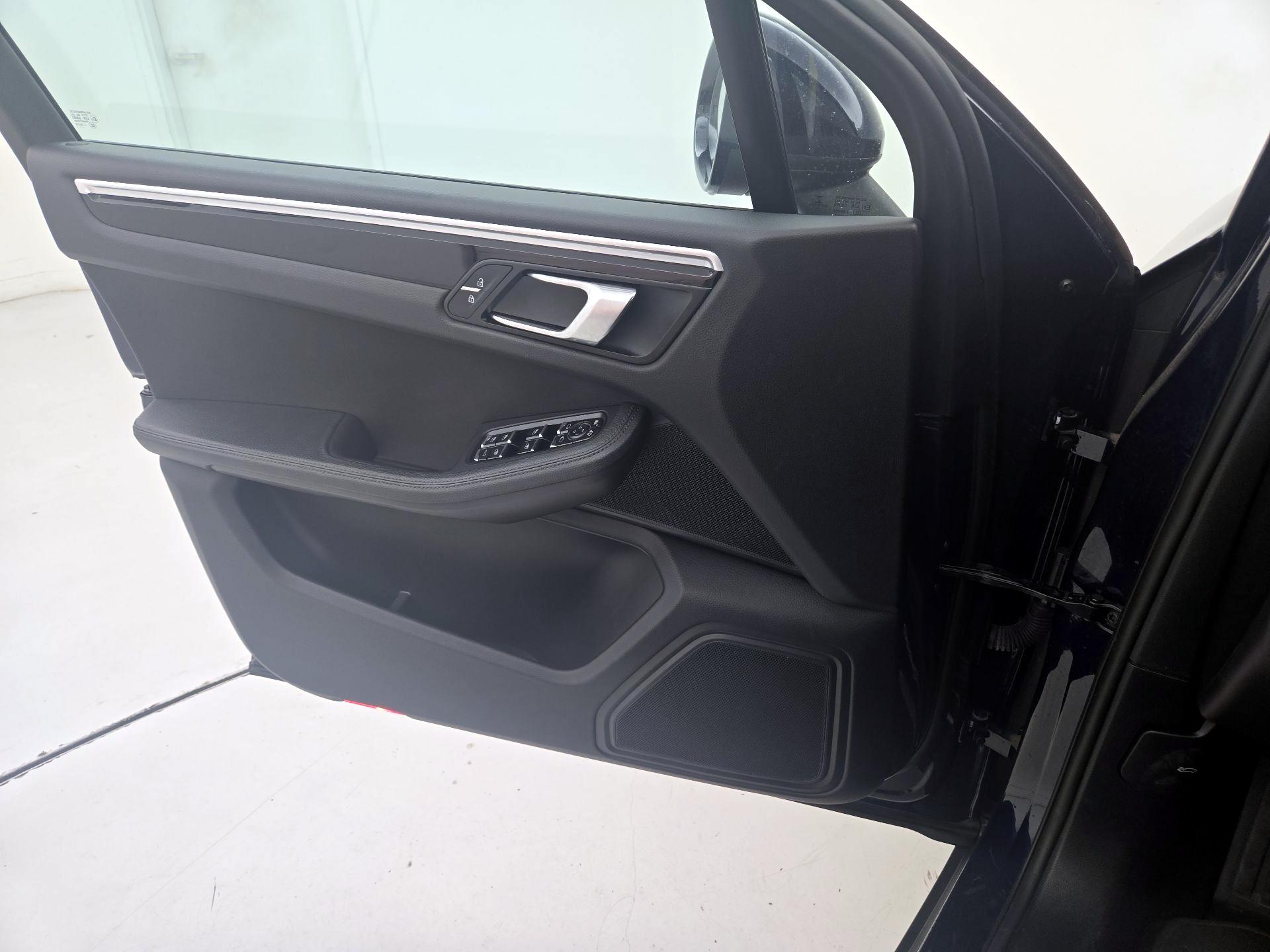 Thumbnail: 2021 Porsche Macan - 12