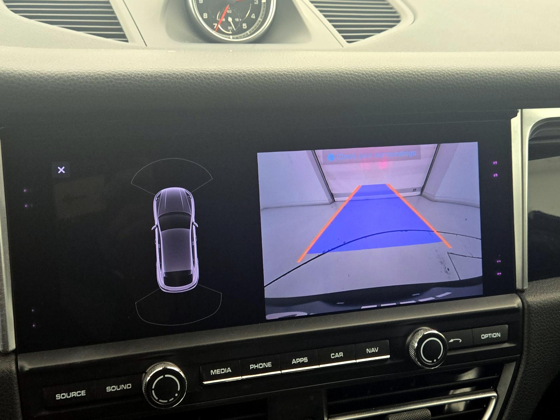 Thumbnail: 2021 Porsche Macan - 15