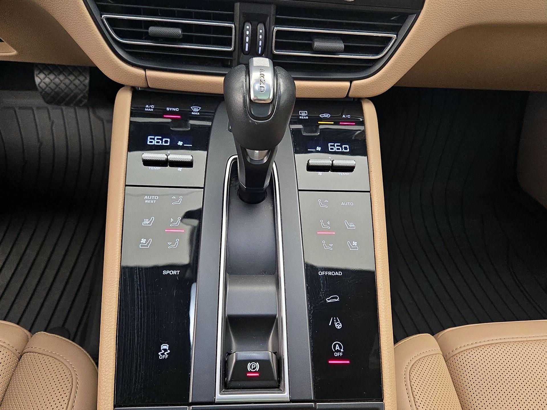 Thumbnail: 2023 Porsche Macan - 18