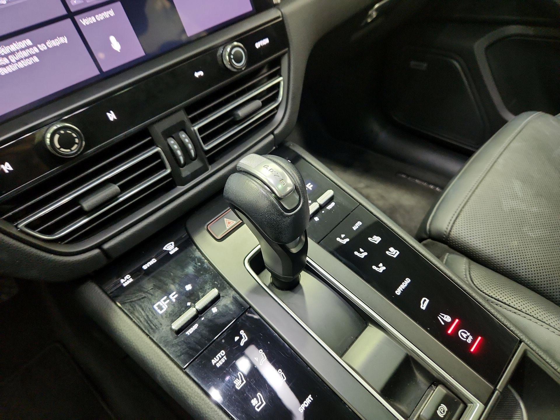 Thumbnail: 2022 Porsche Macan - 18