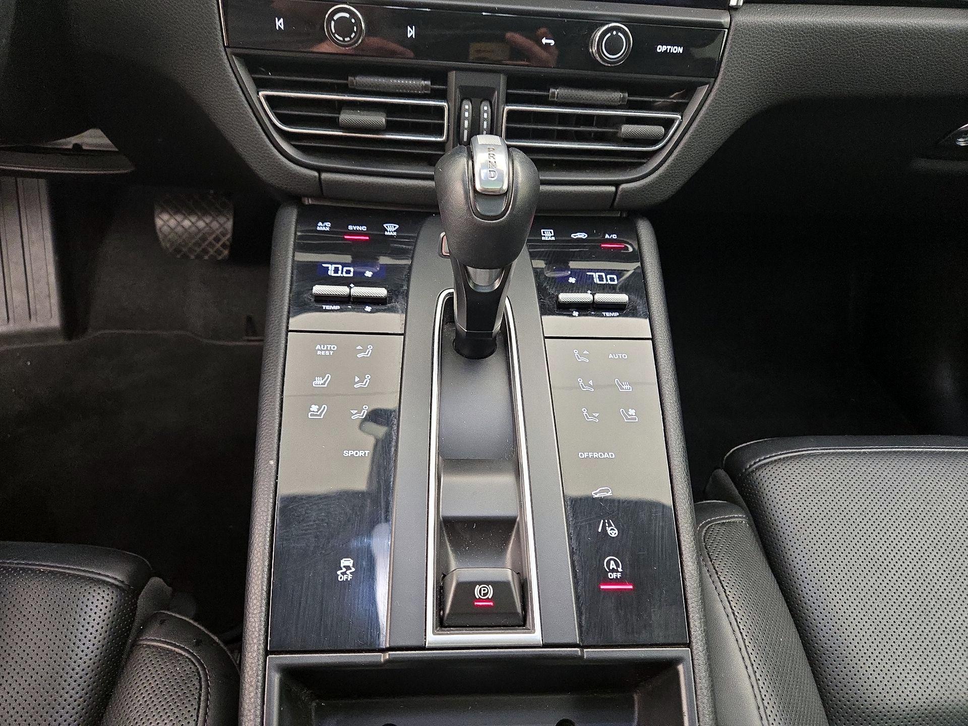 Thumbnail: 2023 Porsche Macan - 18