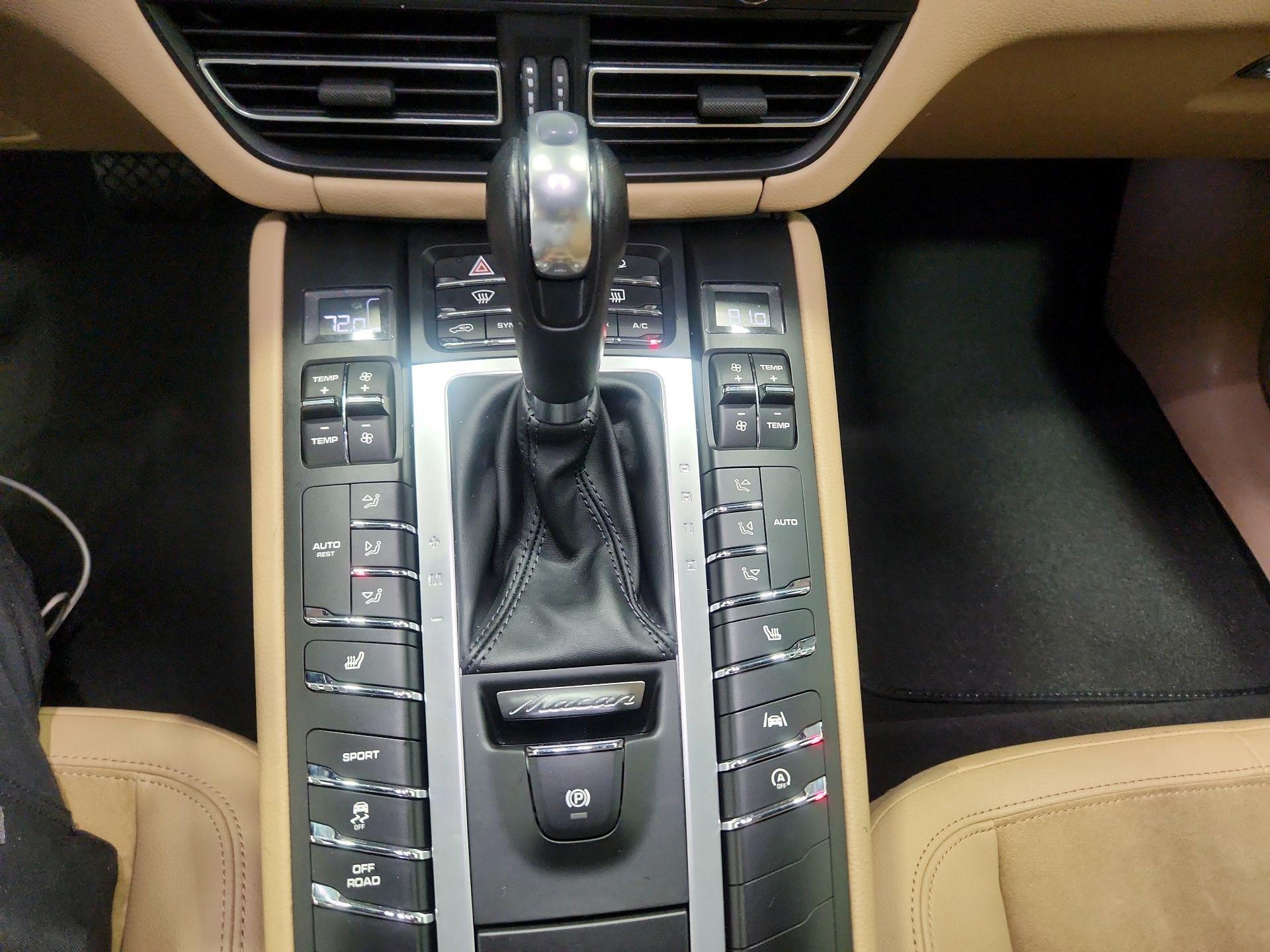 Thumbnail: 2021 Porsche Macan - 16