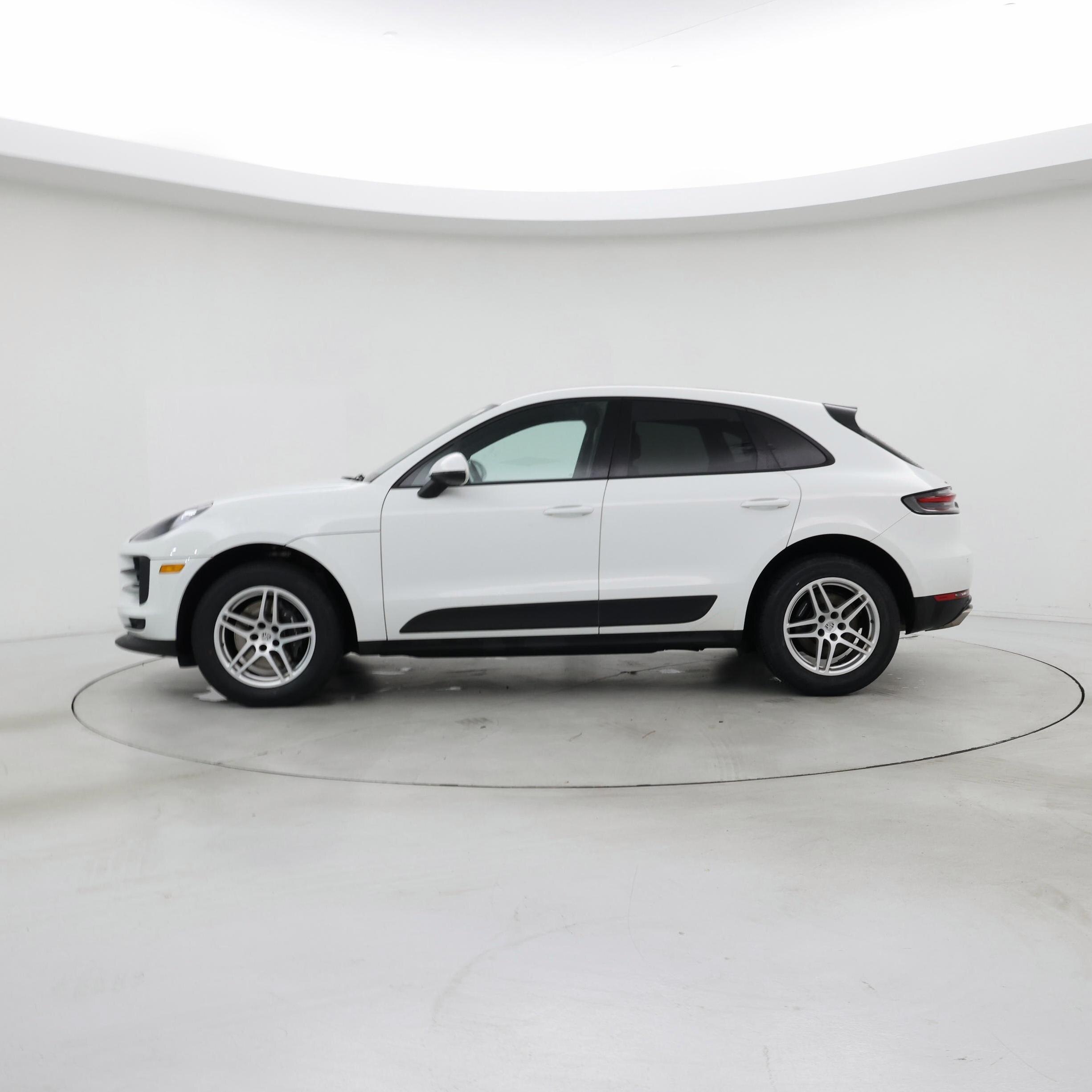 Thumbnail: 2021 Porsche Macan - 3