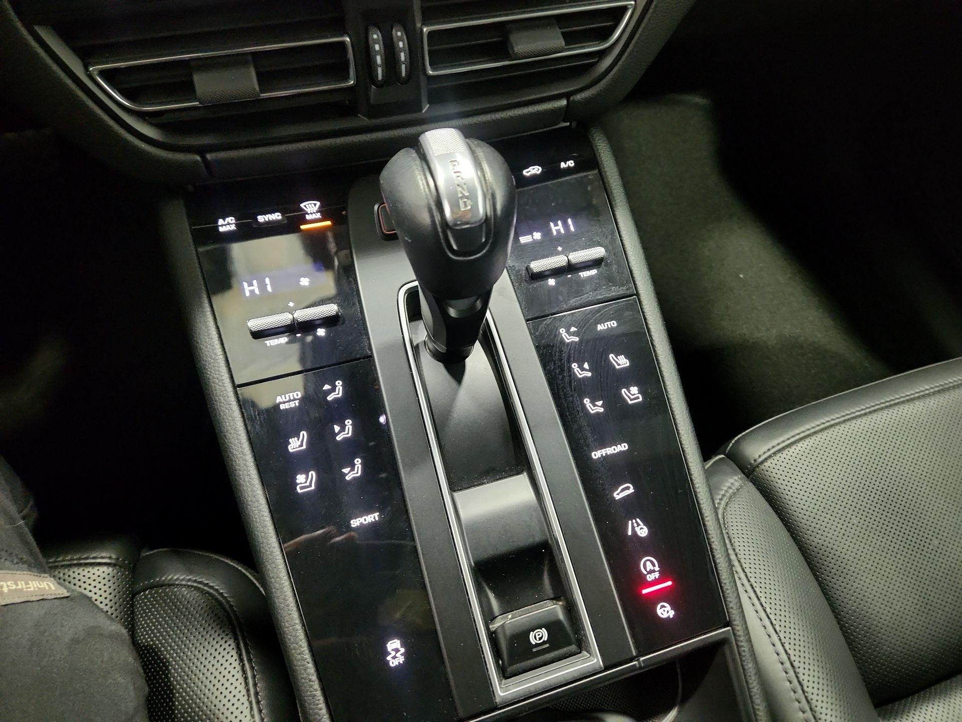 Thumbnail: 2023 Porsche Macan - 16