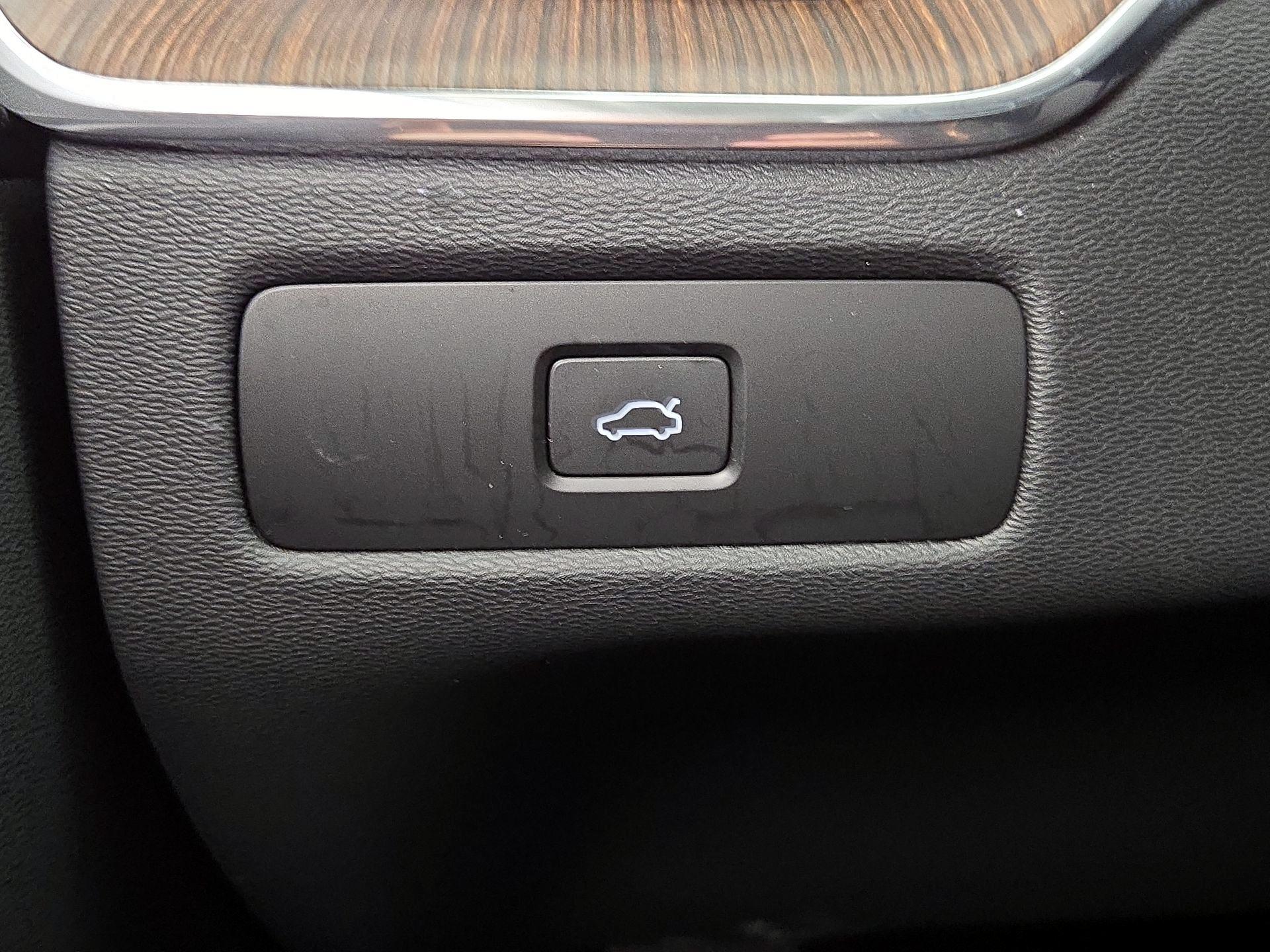 Thumbnail: 2023 Volvo XC60 - 13