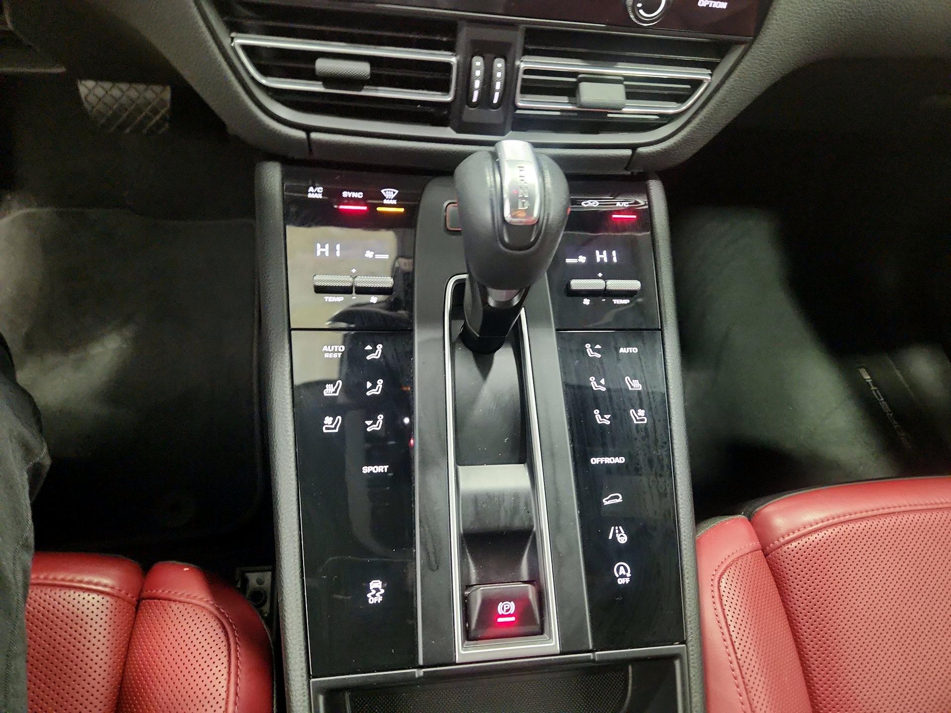 Thumbnail: 2022 Porsche Macan - 16