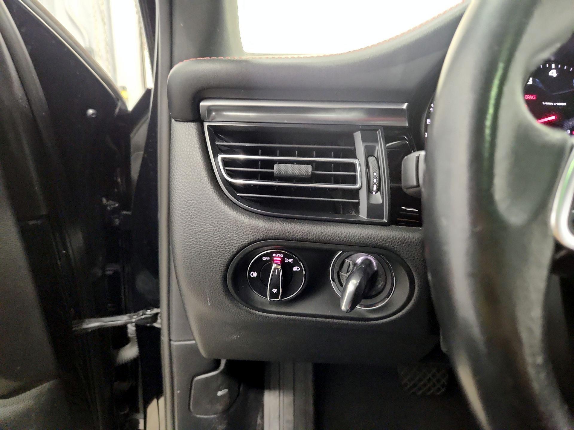 Thumbnail: 2021 Porsche Macan - 13