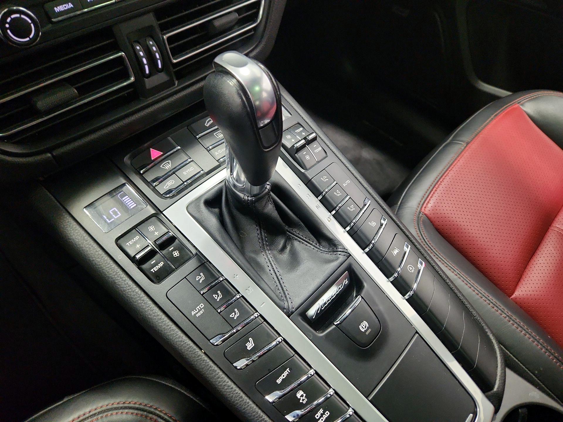 Thumbnail: 2021 Porsche Macan - 18