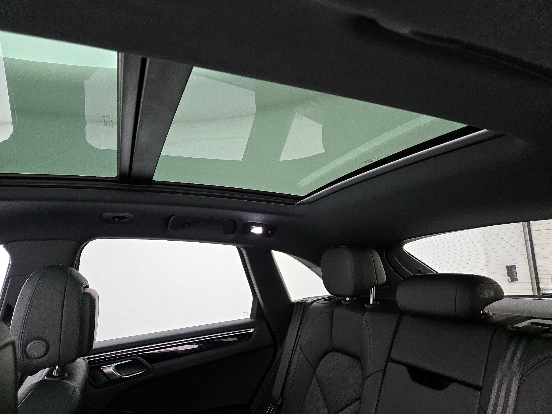 Thumbnail: 2022 Porsche Macan - 11