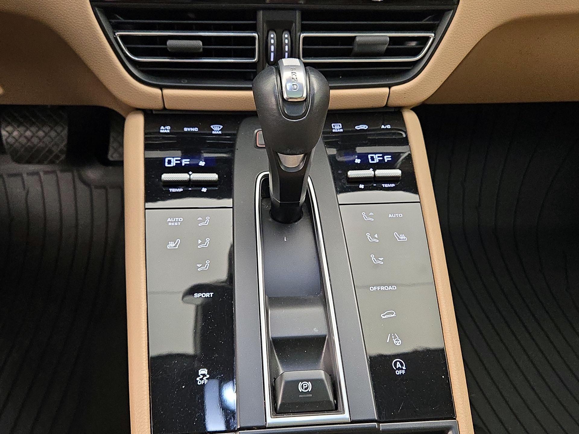 Thumbnail: 2023 Porsche Macan - 18