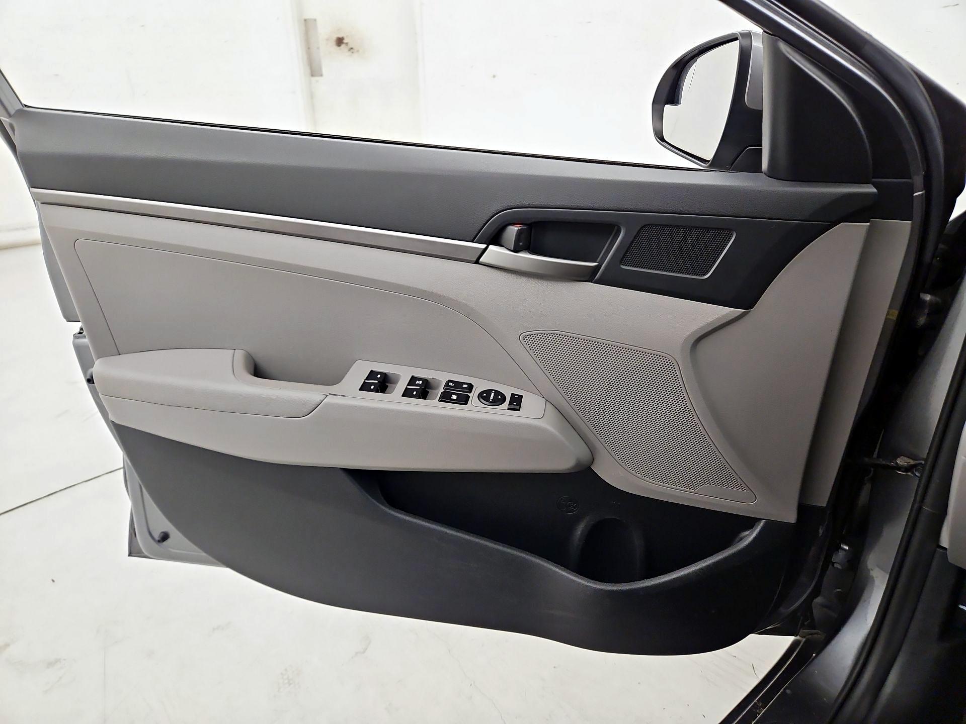 Thumbnail: 2018 Hyundai Elantra - 12