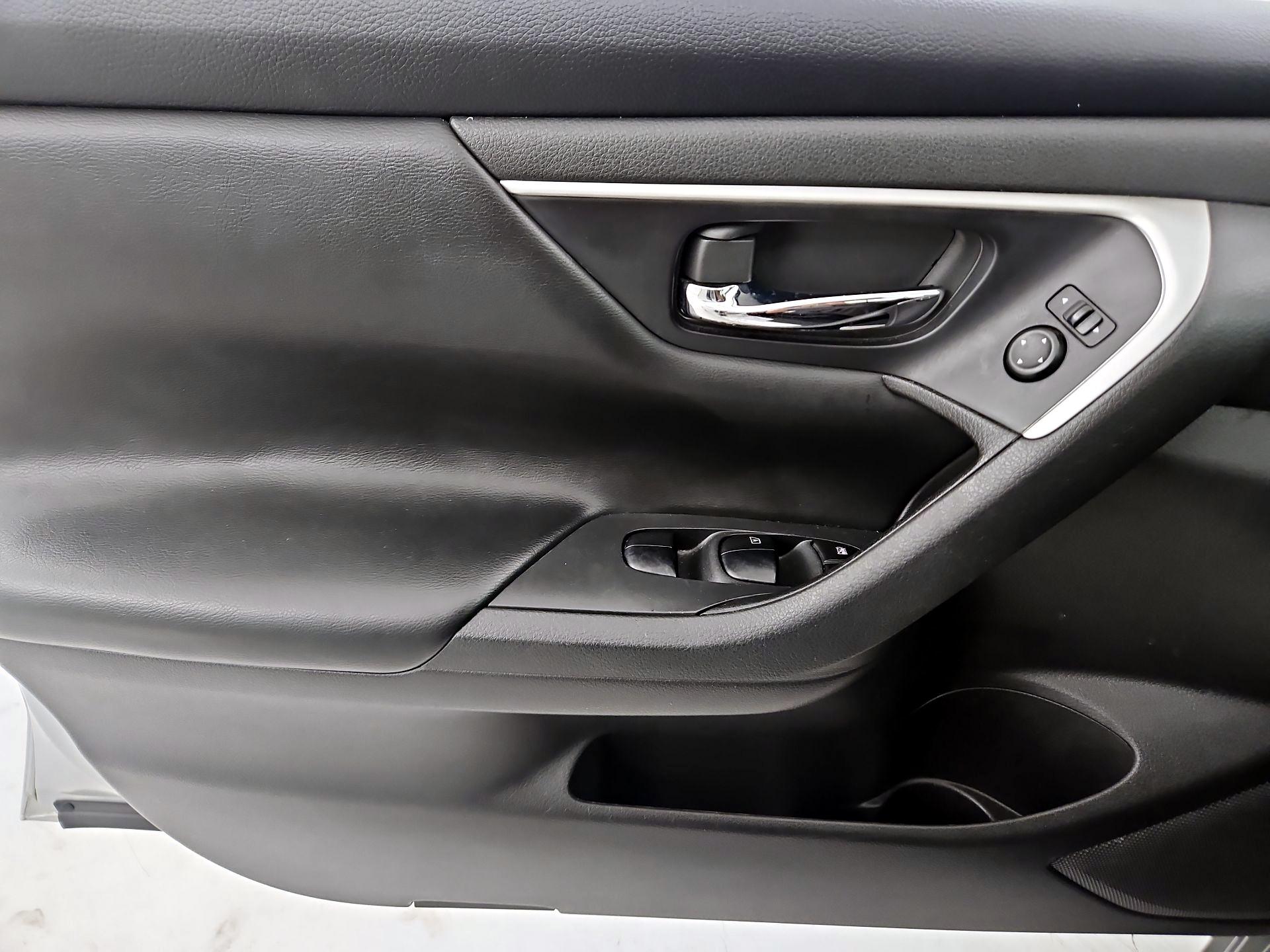 Thumbnail: 2016 Nissan Altima - 12