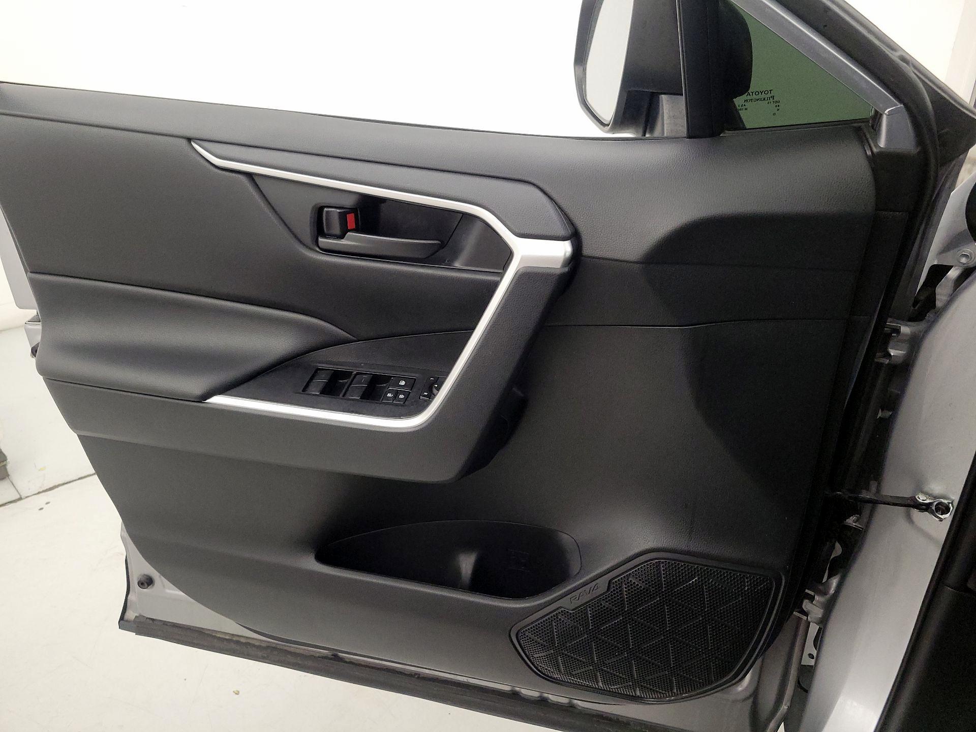 Thumbnail: 2020 Toyota RAV4 - 12