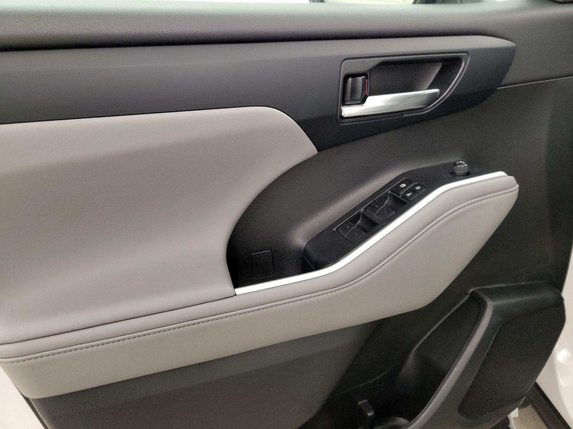 Thumbnail: 2022 Toyota Highlander - 12