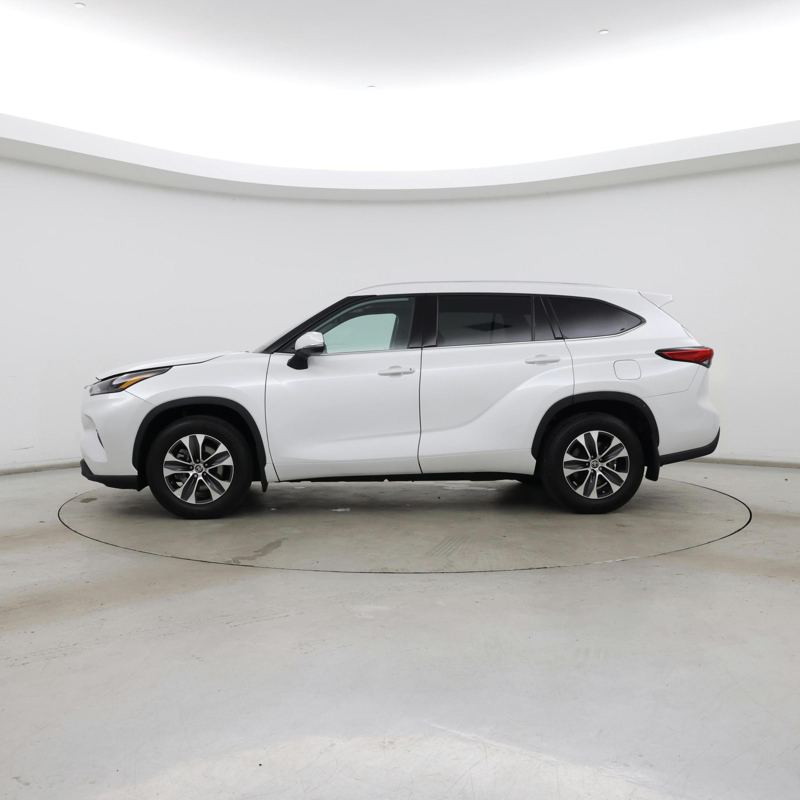 Thumbnail: 2022 Toyota Highlander - 3