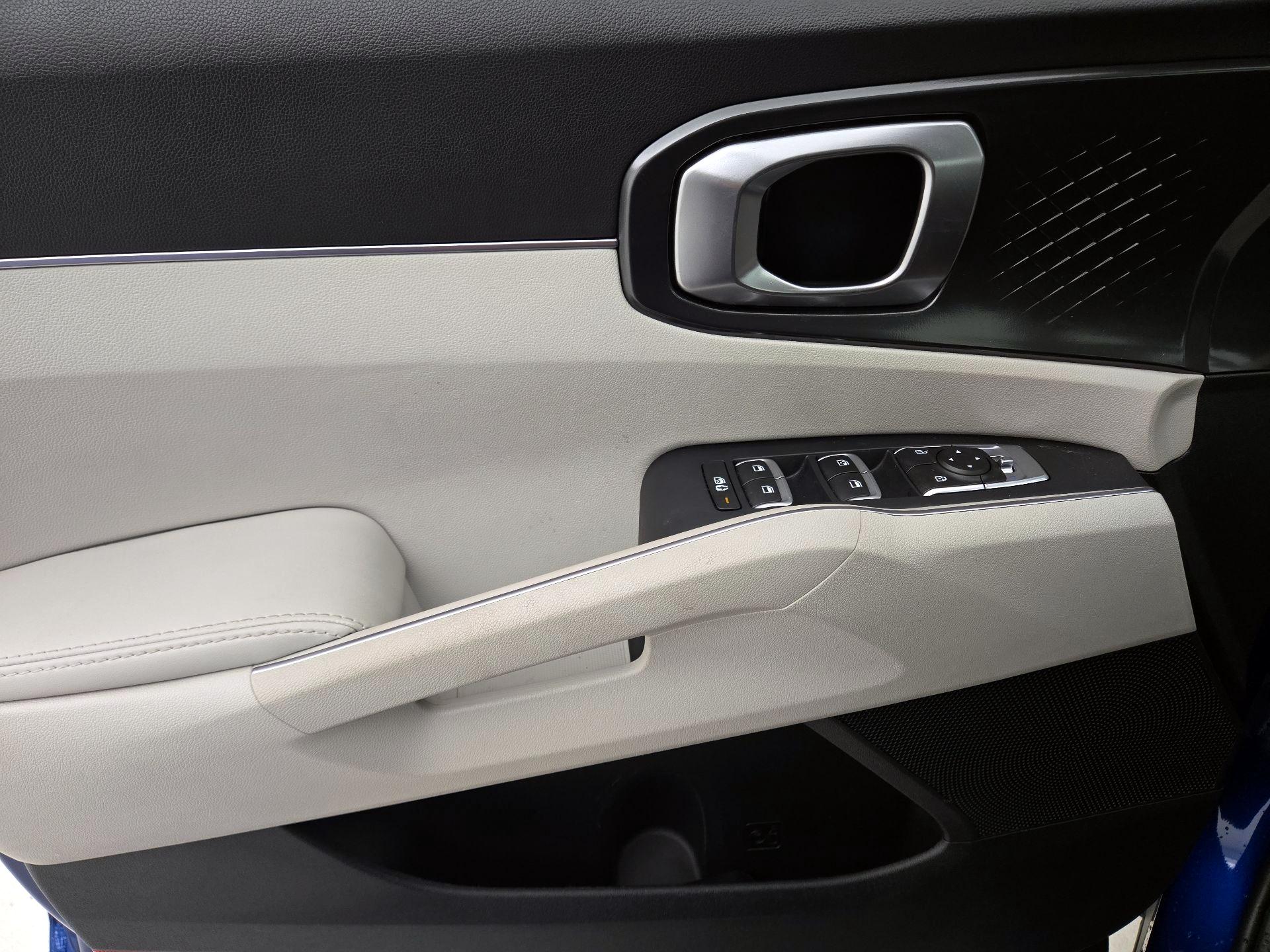 Thumbnail: 2023 Kia Sorento - 12