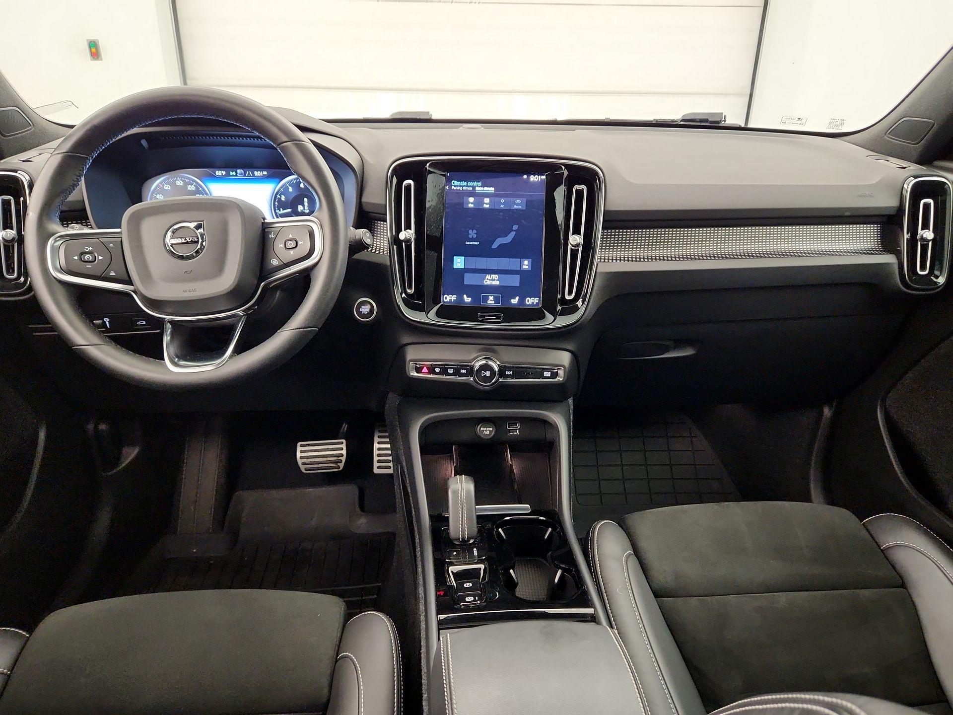 Thumbnail: 2022 Volvo XC40 - 9