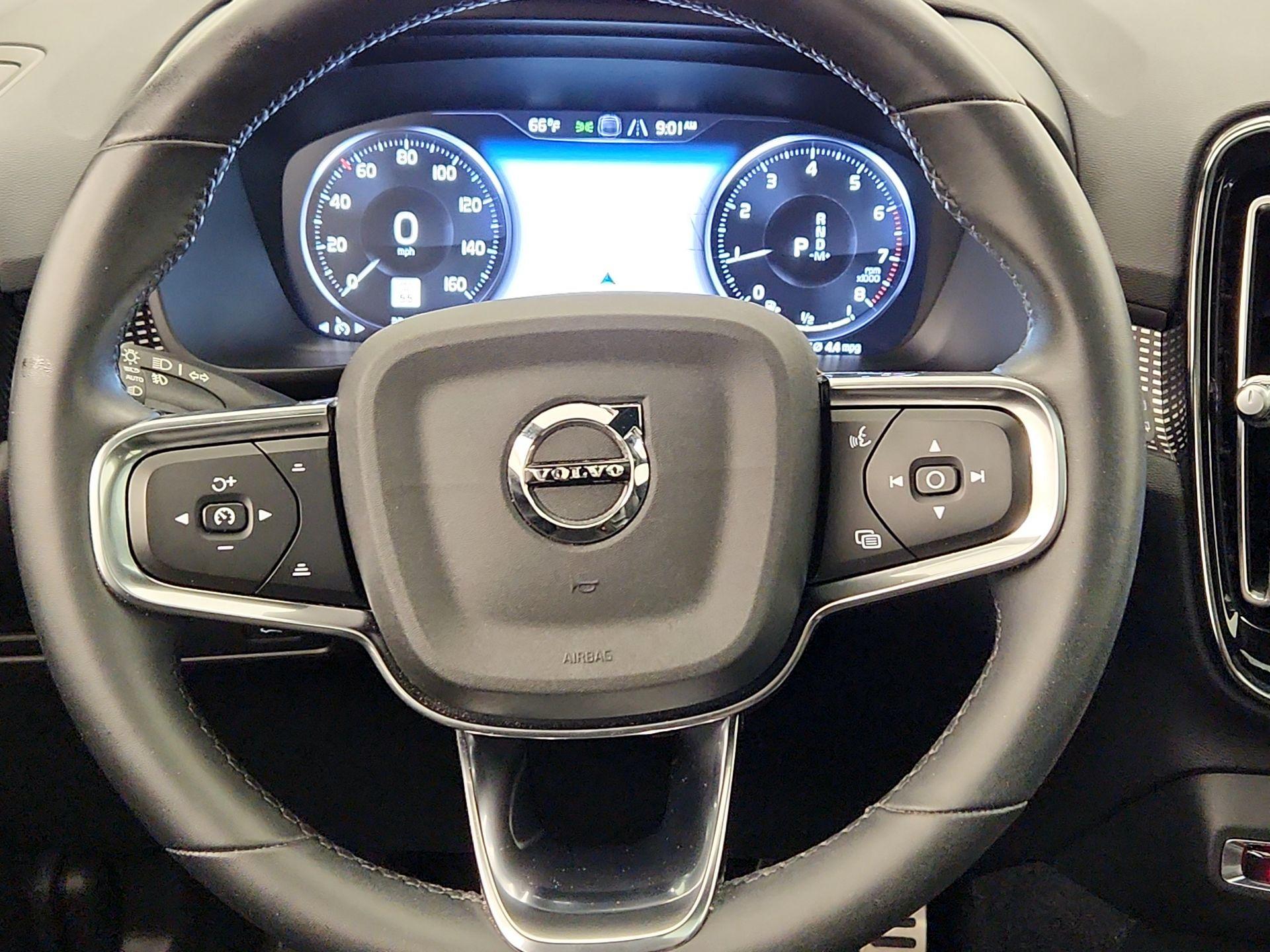 Thumbnail: 2022 Volvo XC40 - 10