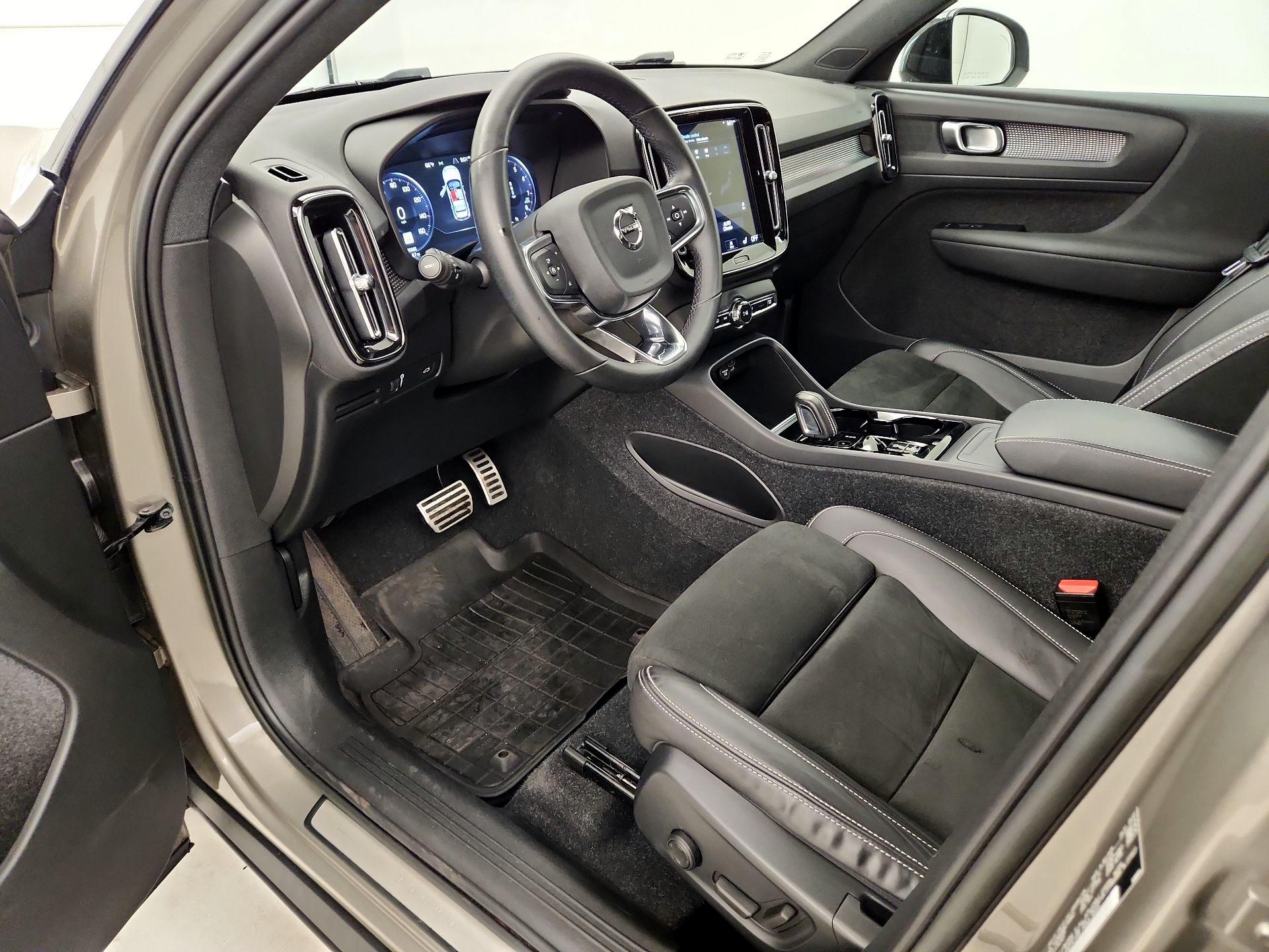 Thumbnail: 2022 Volvo XC40 - 11