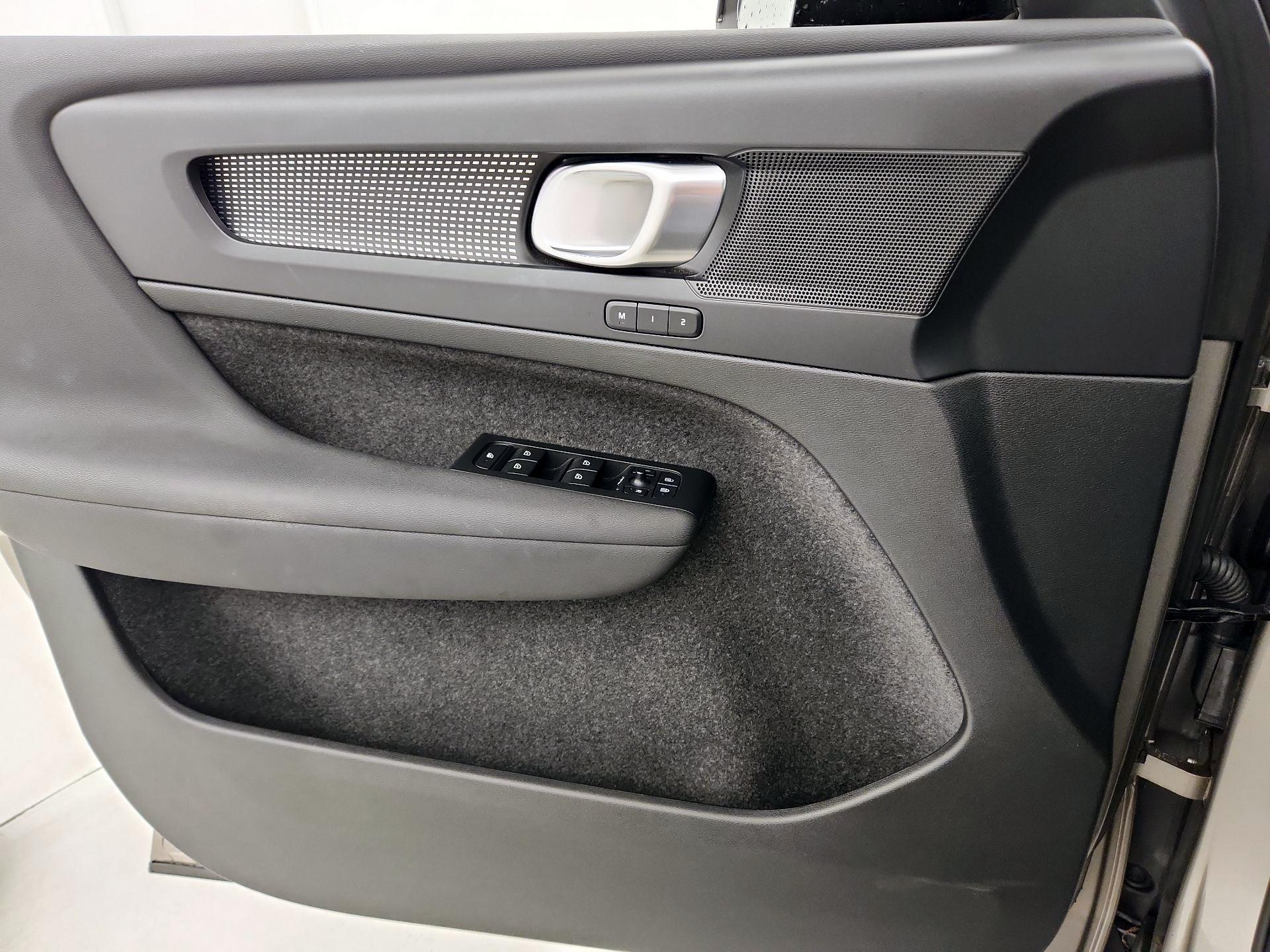 Thumbnail: 2022 Volvo XC40 - 12