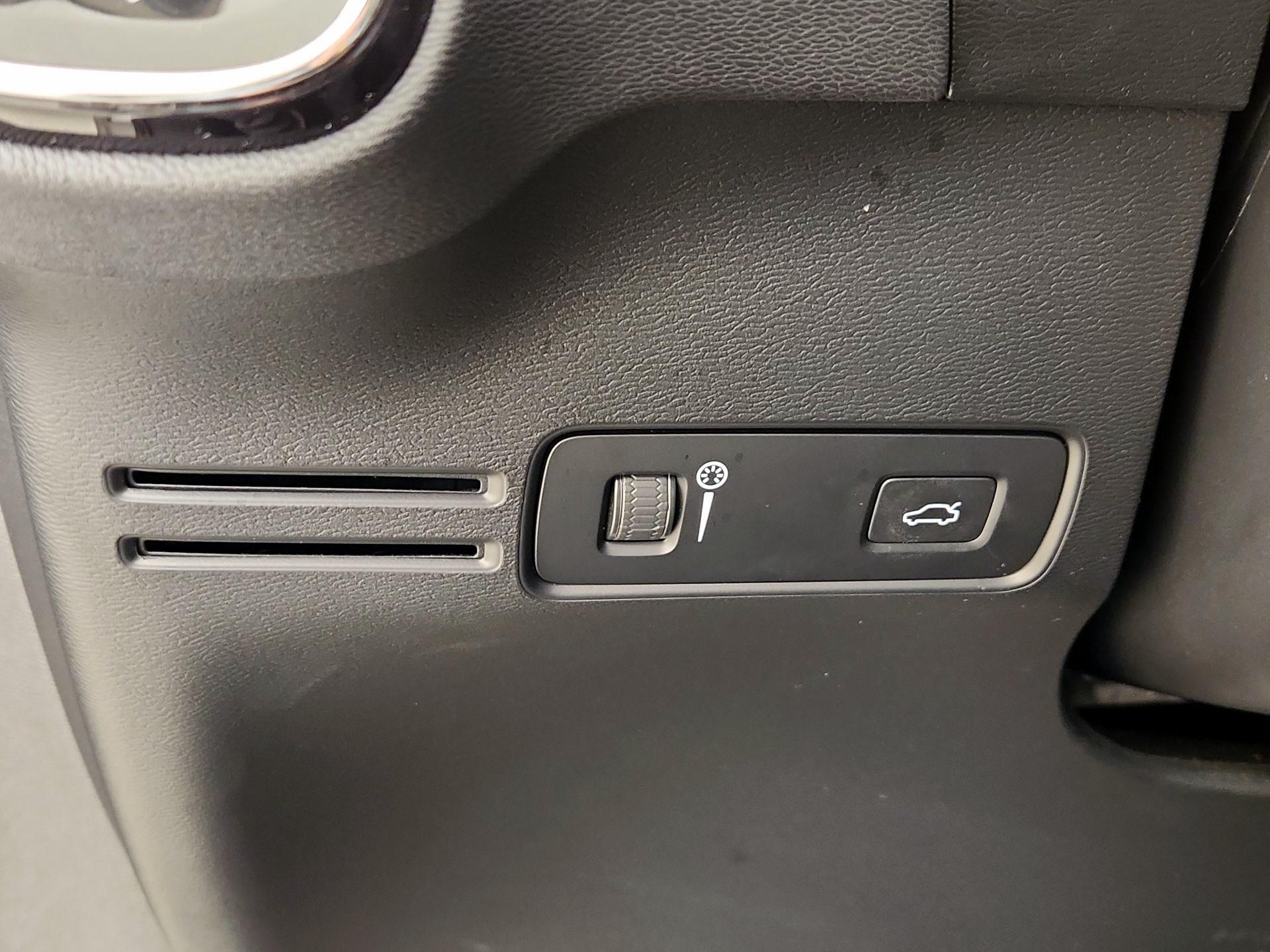 Thumbnail: 2022 Volvo XC40 - 13