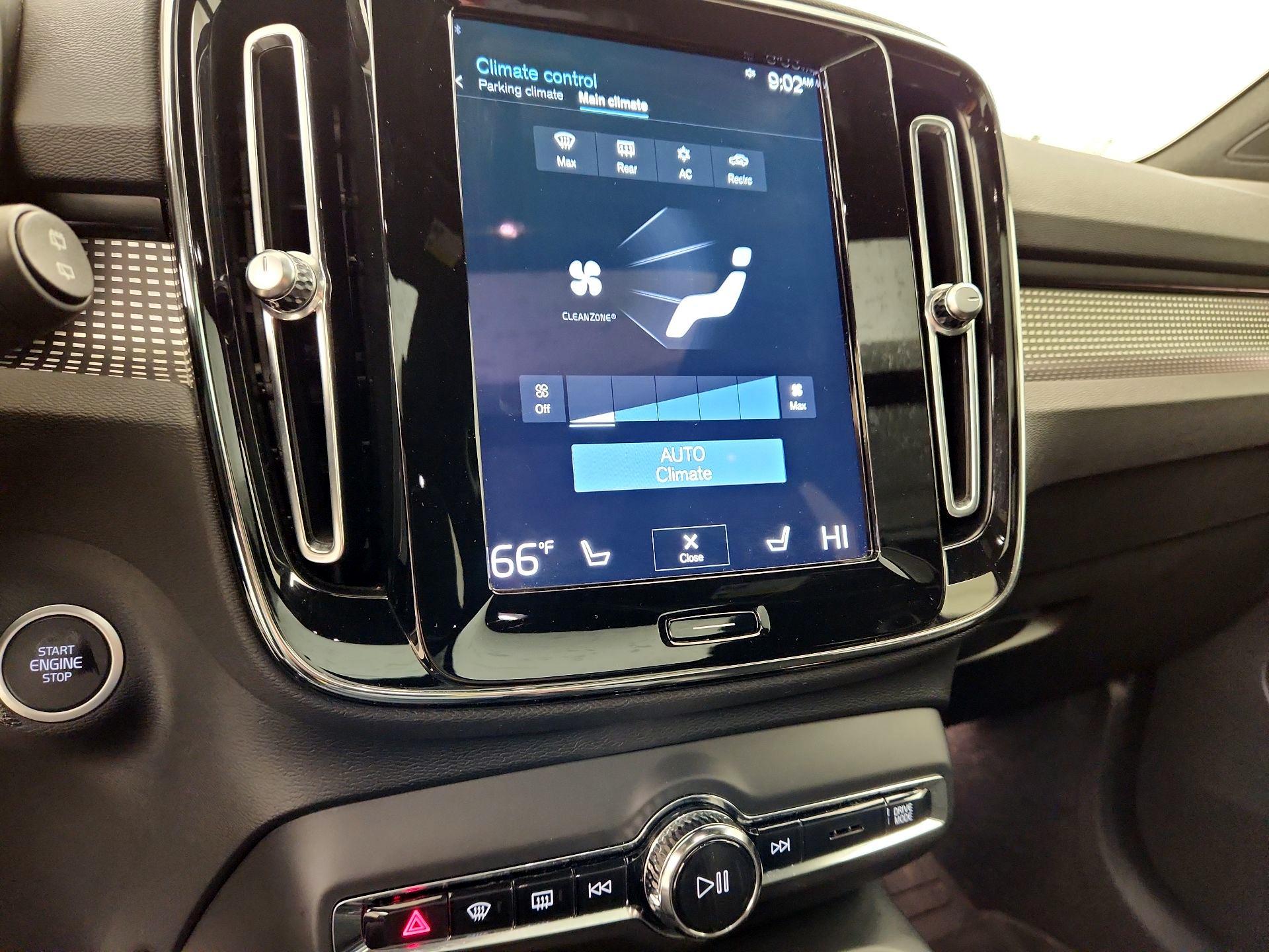 Thumbnail: 2022 Volvo XC40 - 17