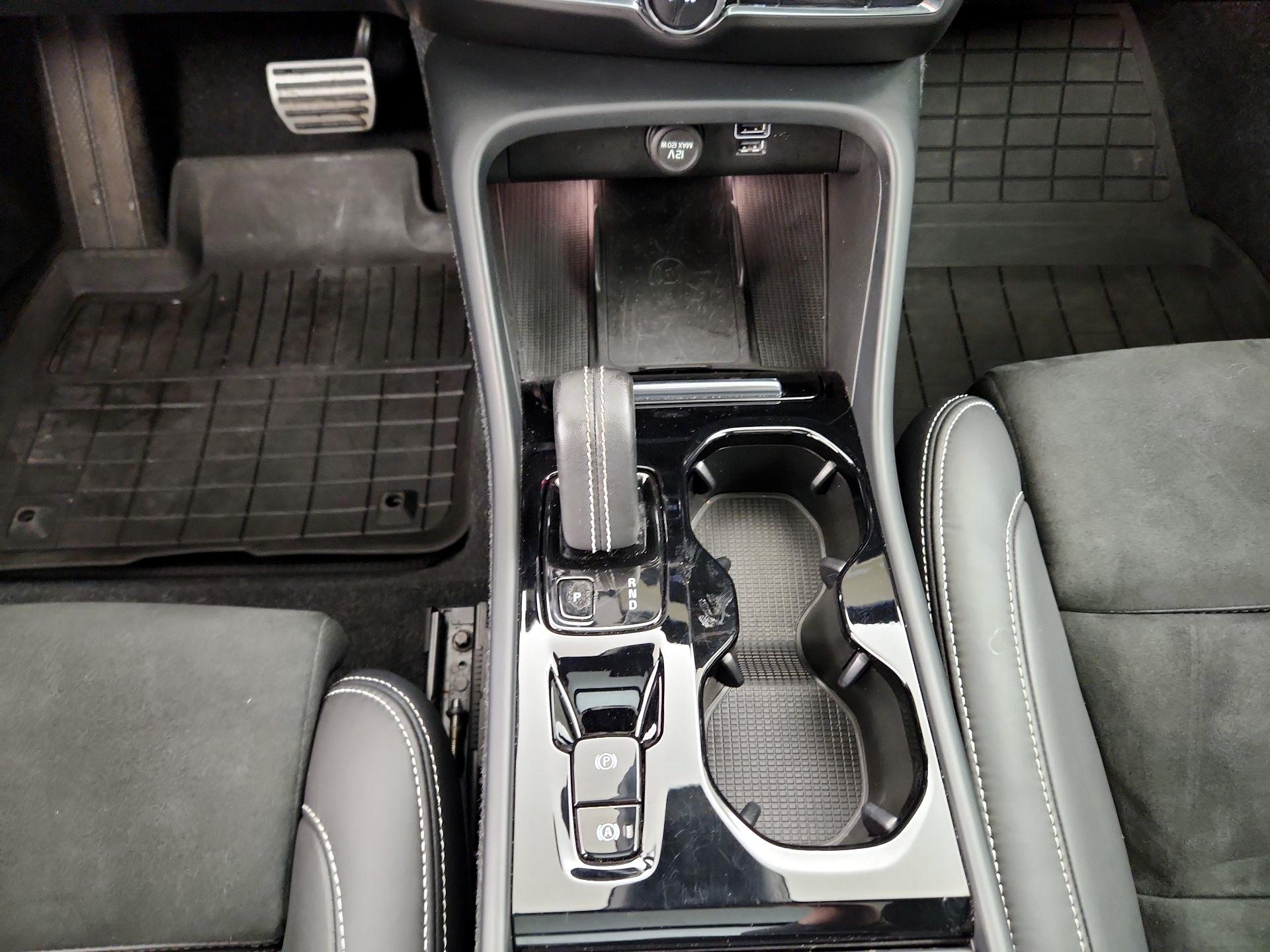 Thumbnail: 2022 Volvo XC40 - 18