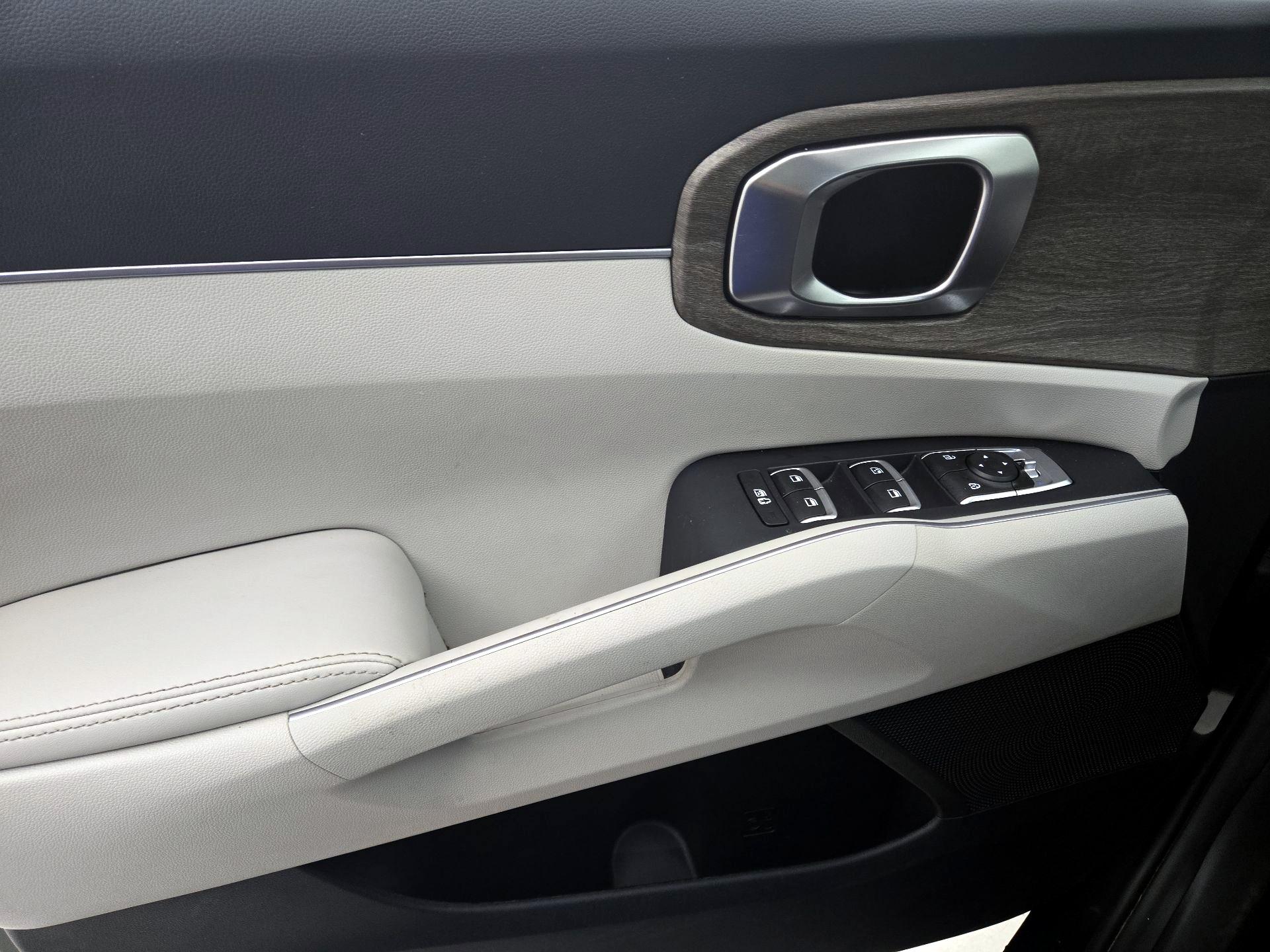 Thumbnail: 2023 Kia Sorento - 12