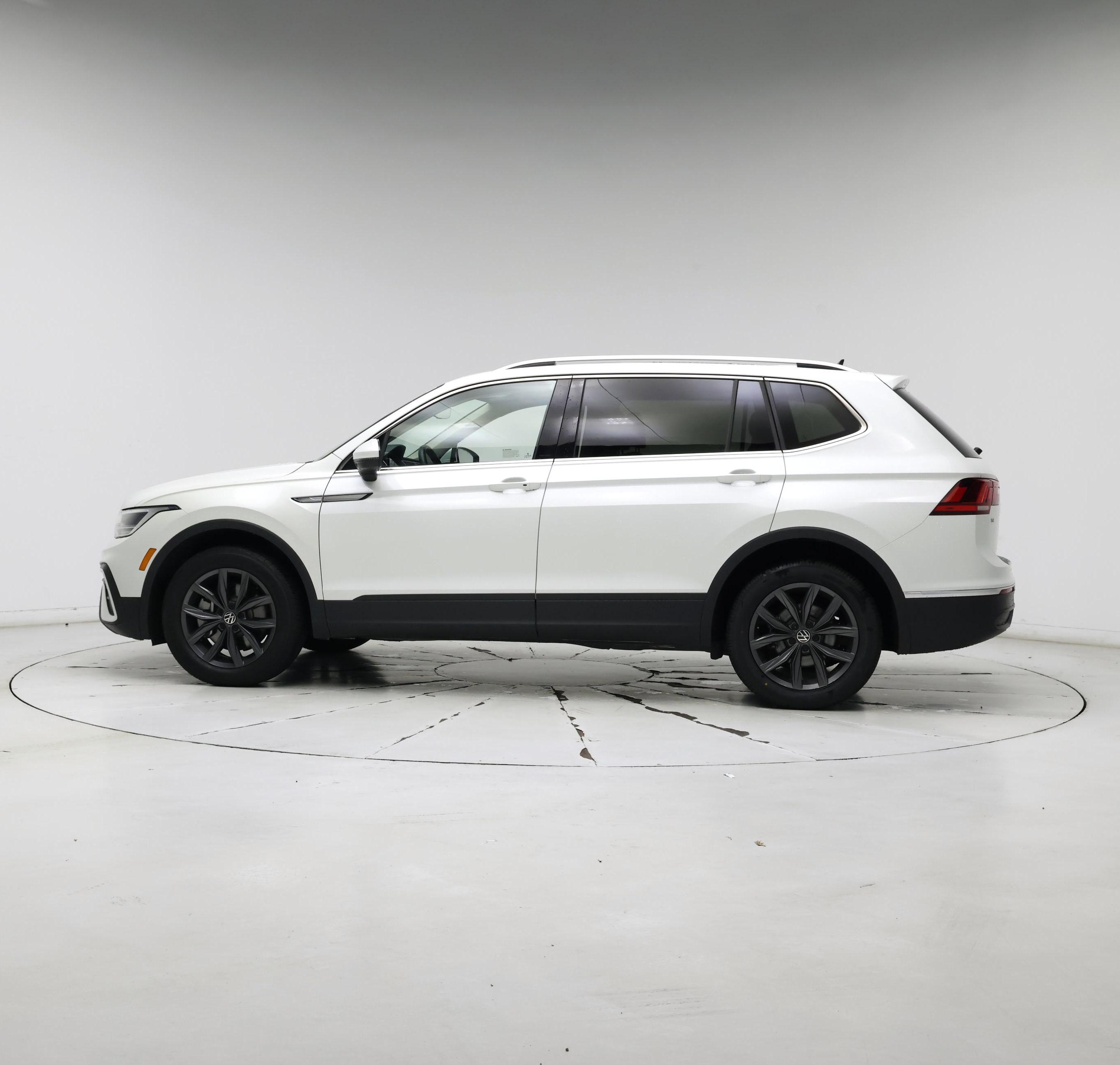 Thumbnail: 2023 Volkswagen Tiguan - 3