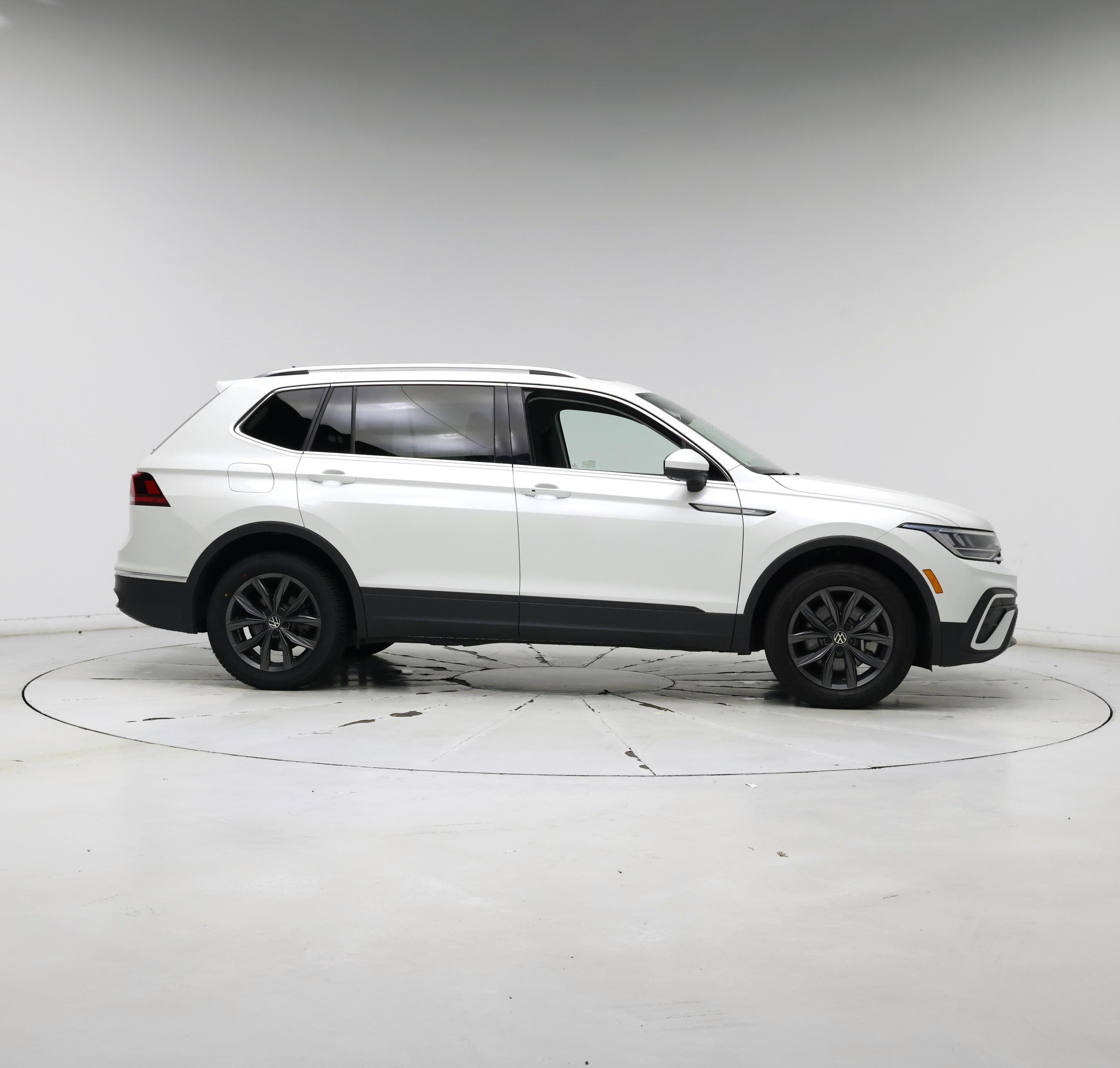 Thumbnail: 2023 Volkswagen Tiguan - 7