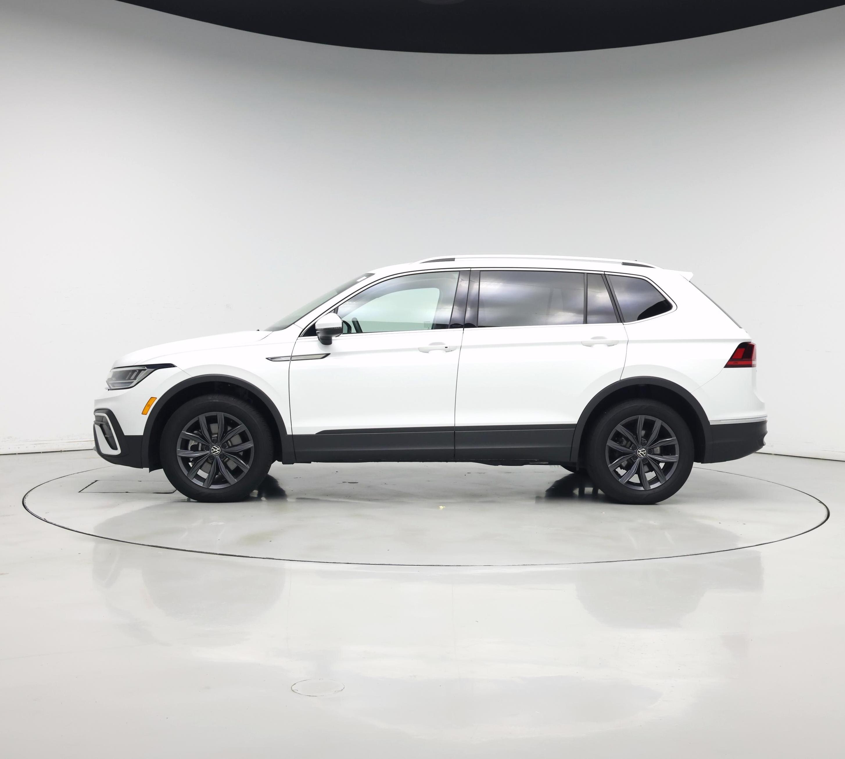 Thumbnail: 2022 Volkswagen Tiguan - 3