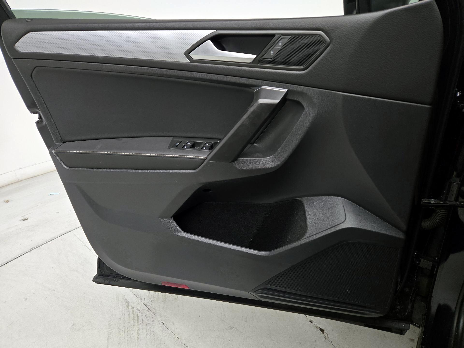 Thumbnail: 2022 Volkswagen Tiguan - 12