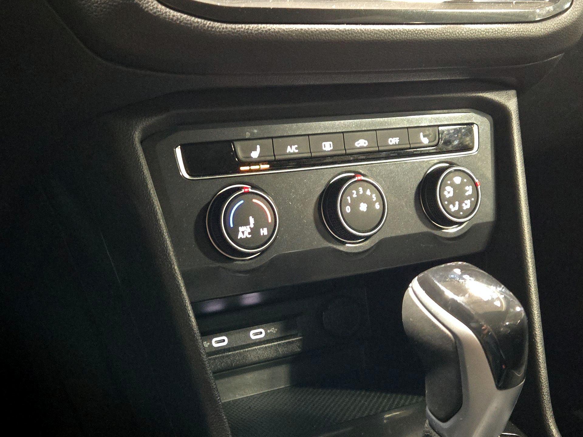 Thumbnail: 2022 Volkswagen Tiguan - 16