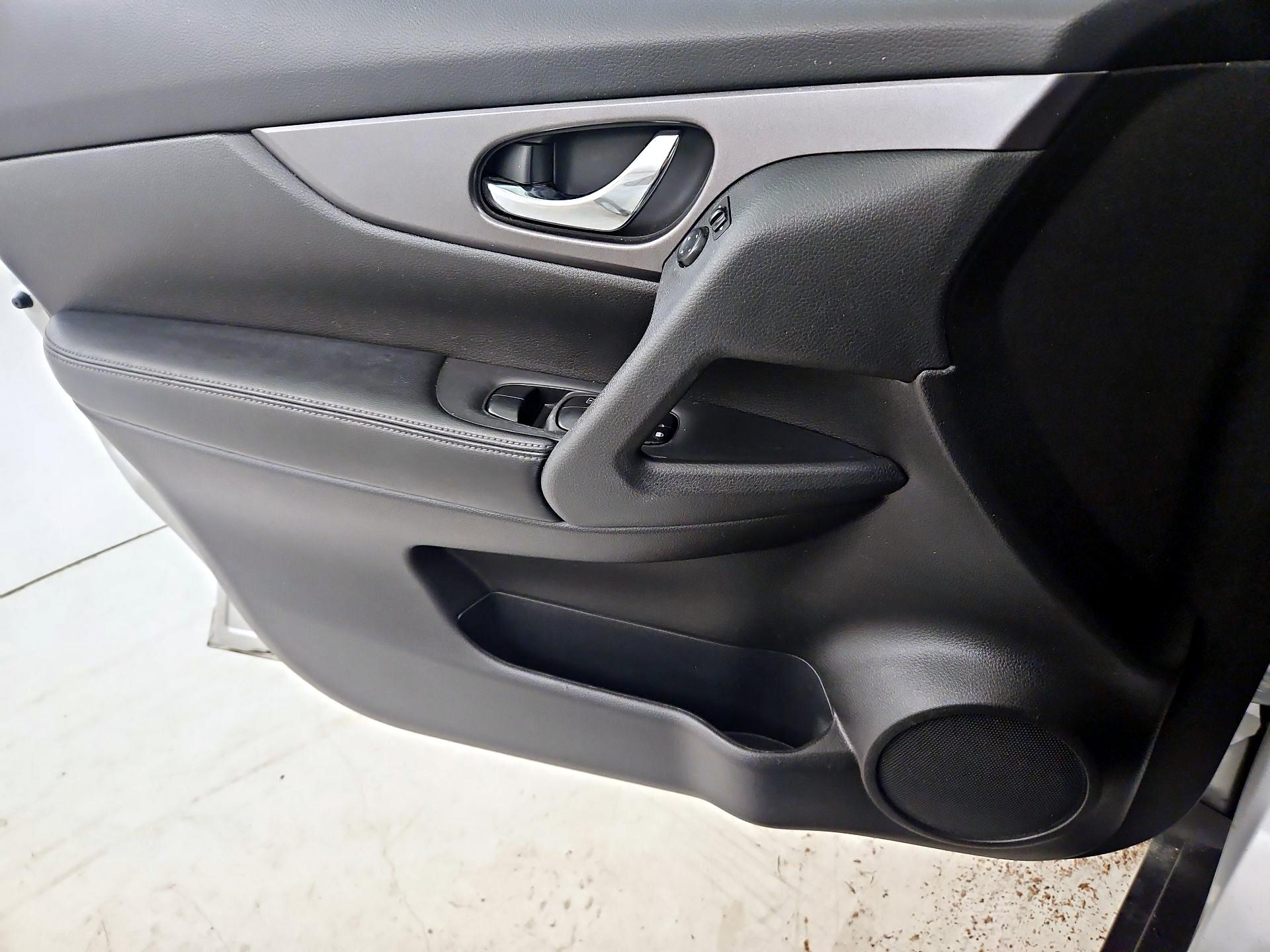 Thumbnail: 2016 Nissan Rogue - 12