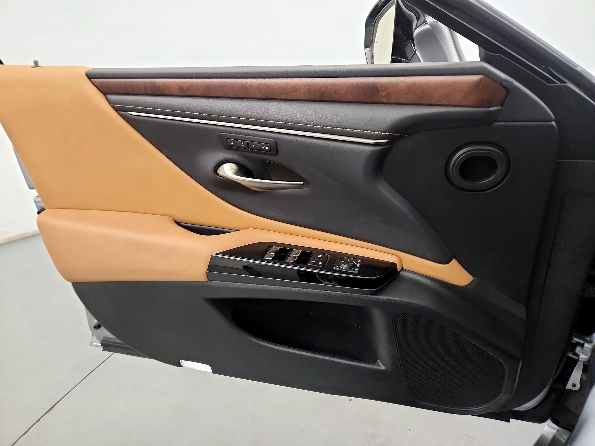 Thumbnail: 2022 Lexus ES - 10