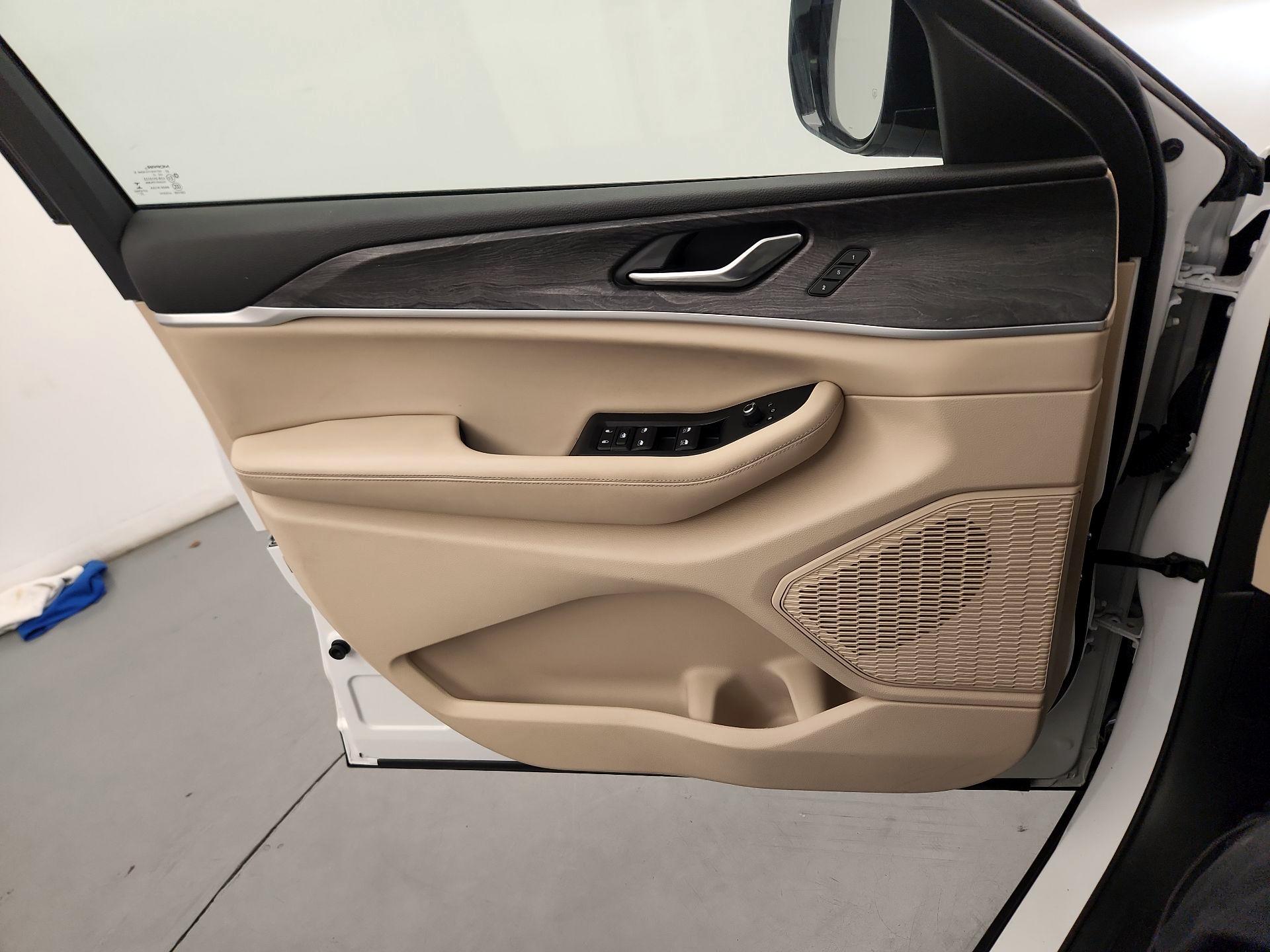 Thumbnail: 2023 Jeep Grand Cherokee - 10