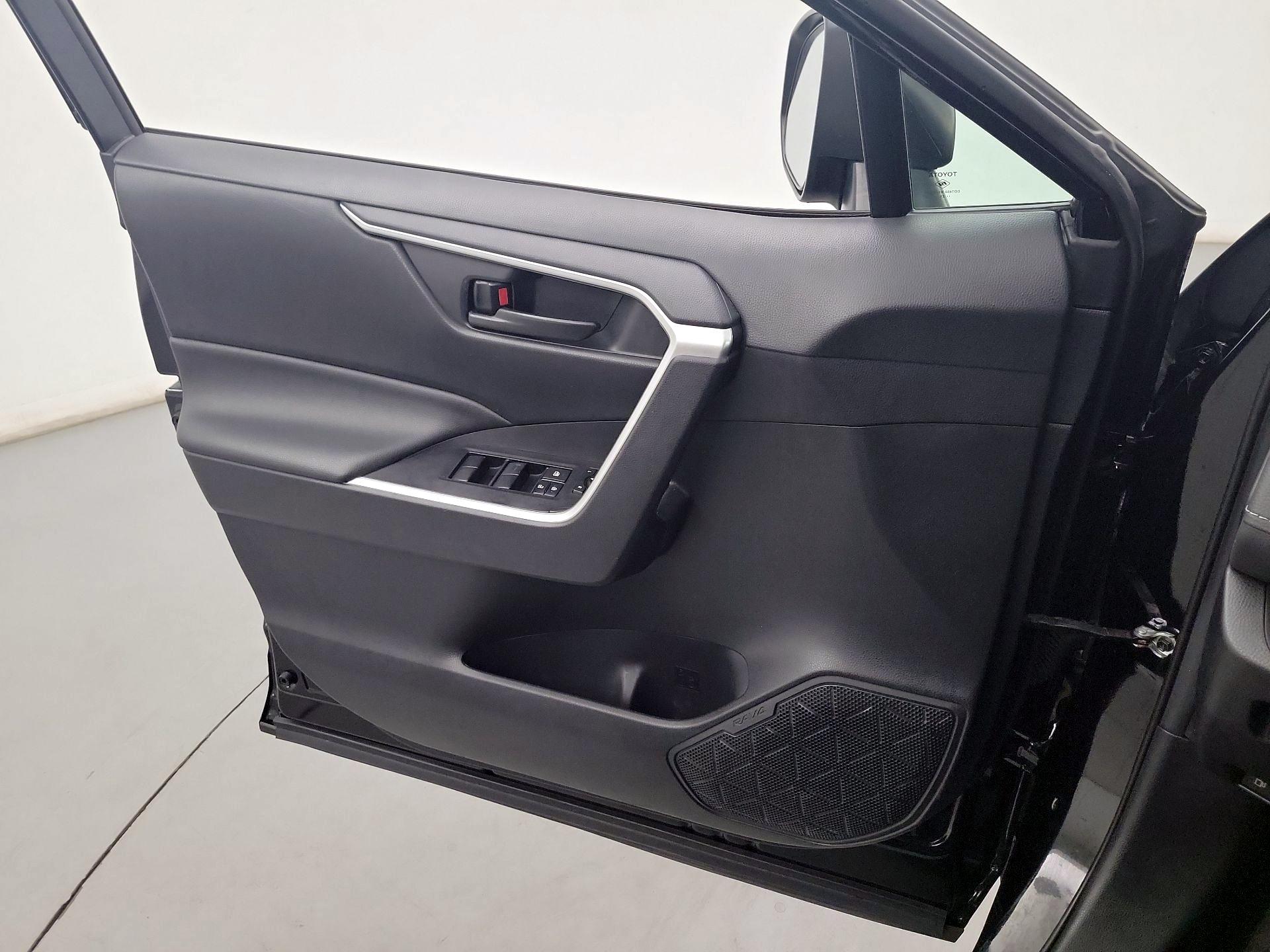 Thumbnail: 2021 Toyota RAV4 - 10